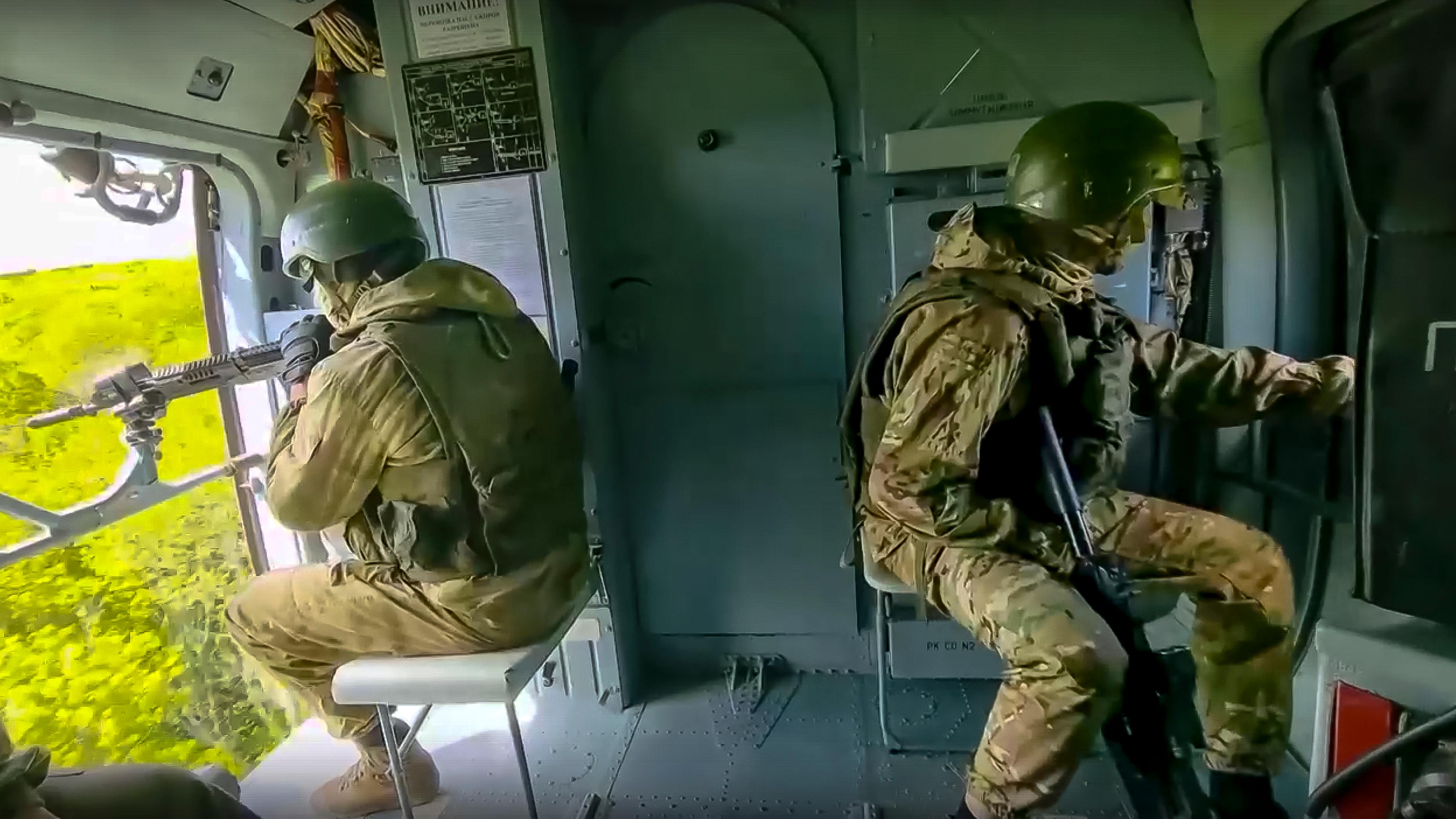 Russische Soldaten an Bord eines Mi-8-Hubschraubers