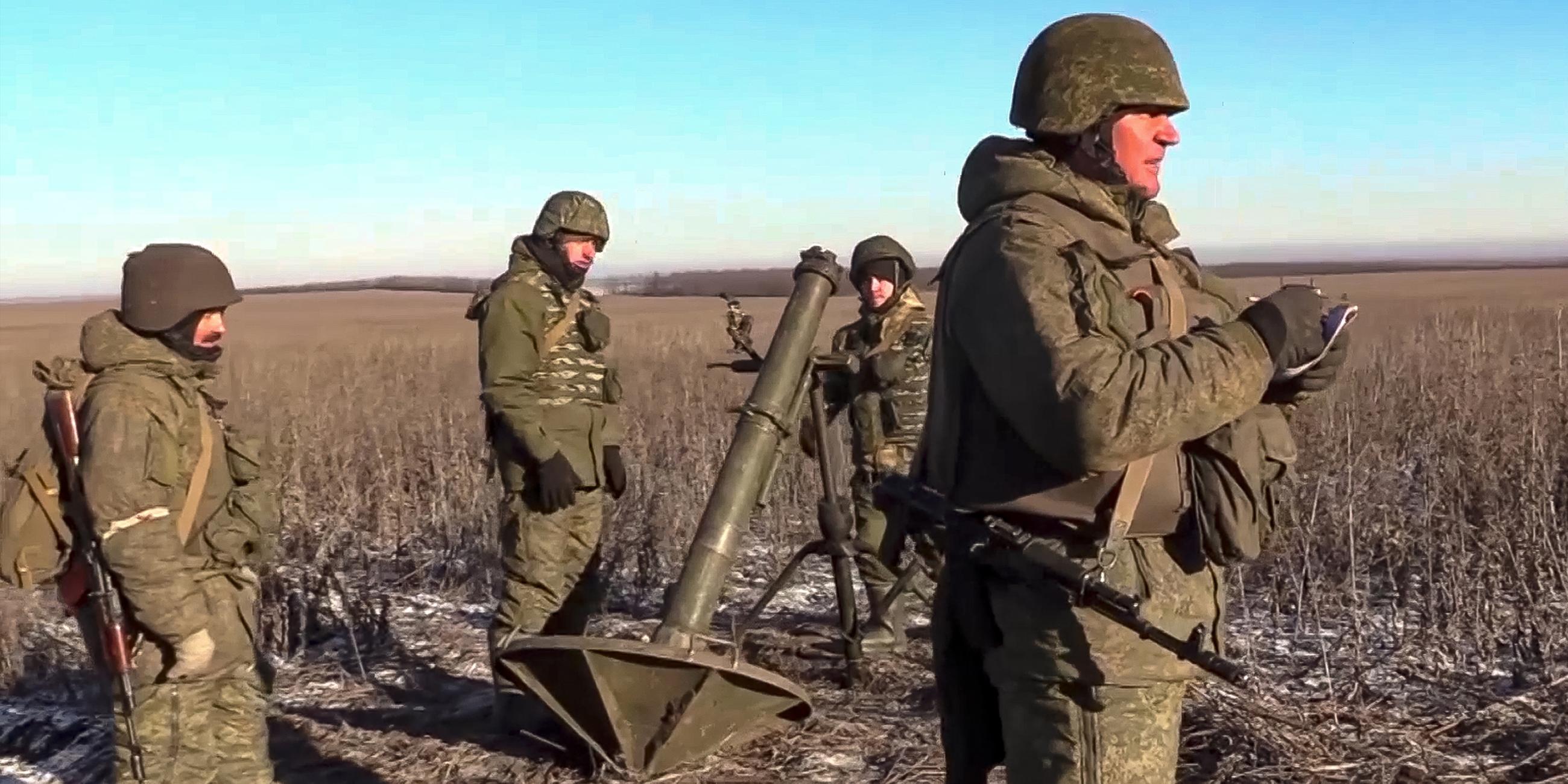 Archiv: Russische Soldaten bereiten einen Mörser vom Typ Sani für den Abschuss in Richtung Wuhledar vor.