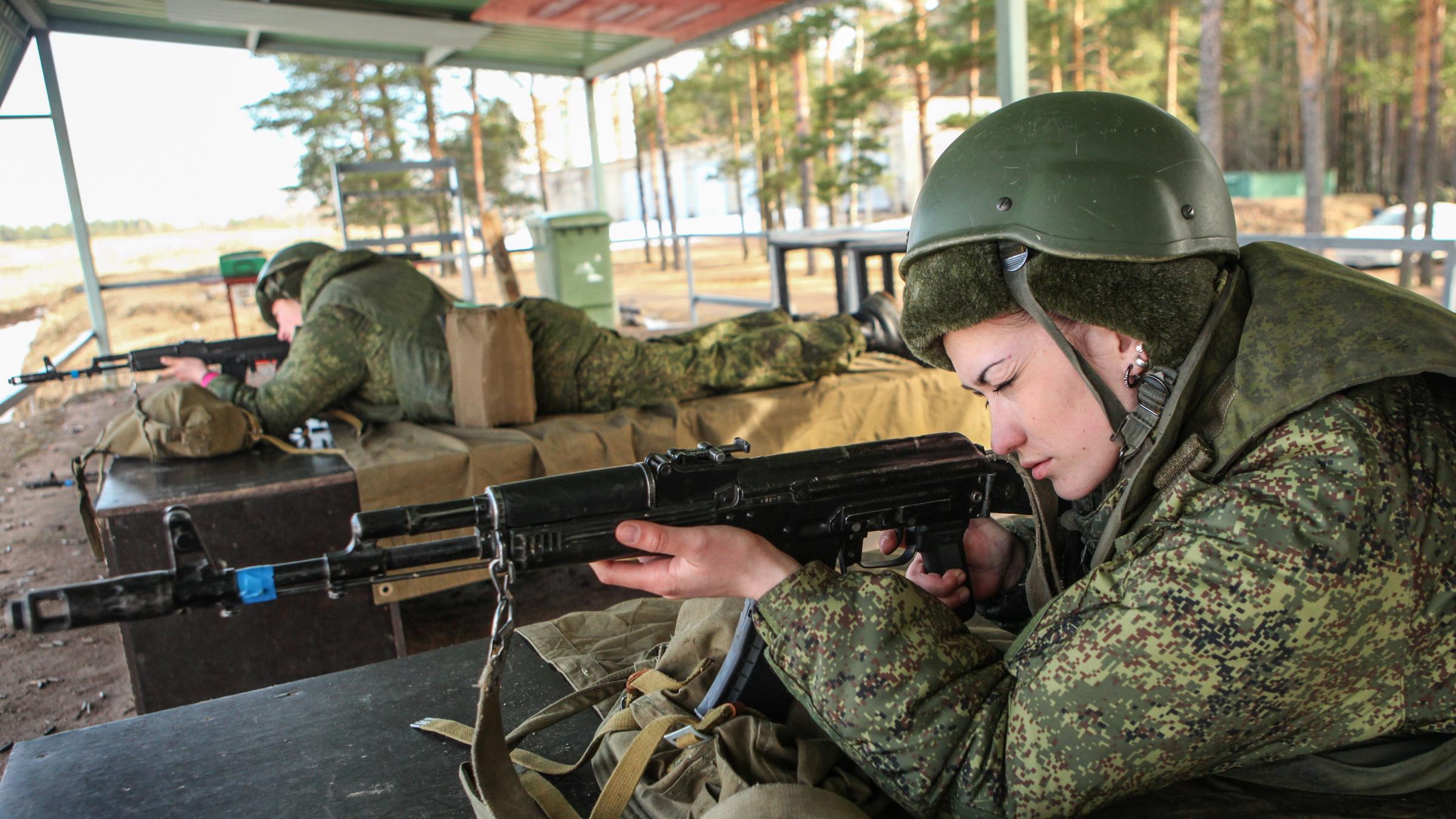Archiv: Weibliche Vertragssoldaten nehmen an einem allgemeinen militärischen Ausbildungskurs im Gebiet Leningrad, Russland, teil. Am 20.03.2015 