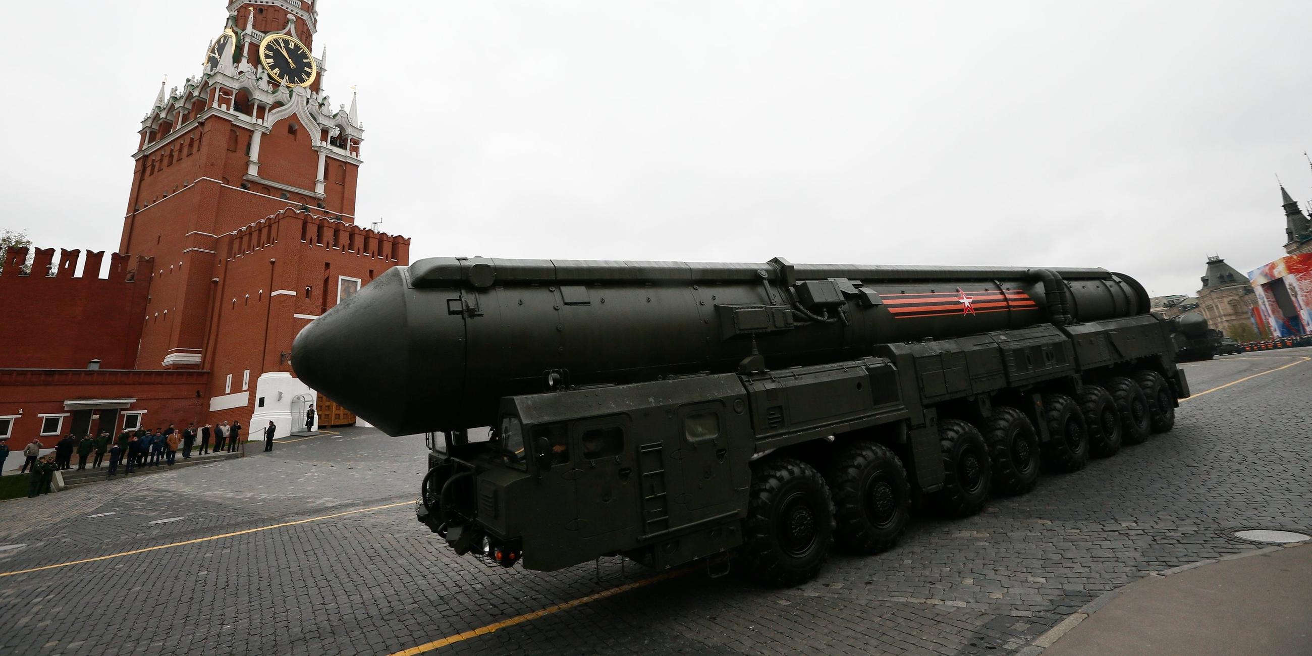 Archiv: Russische Topol-M Atomrakete bei Militärparade auf dem Roten Platz in Moskau
