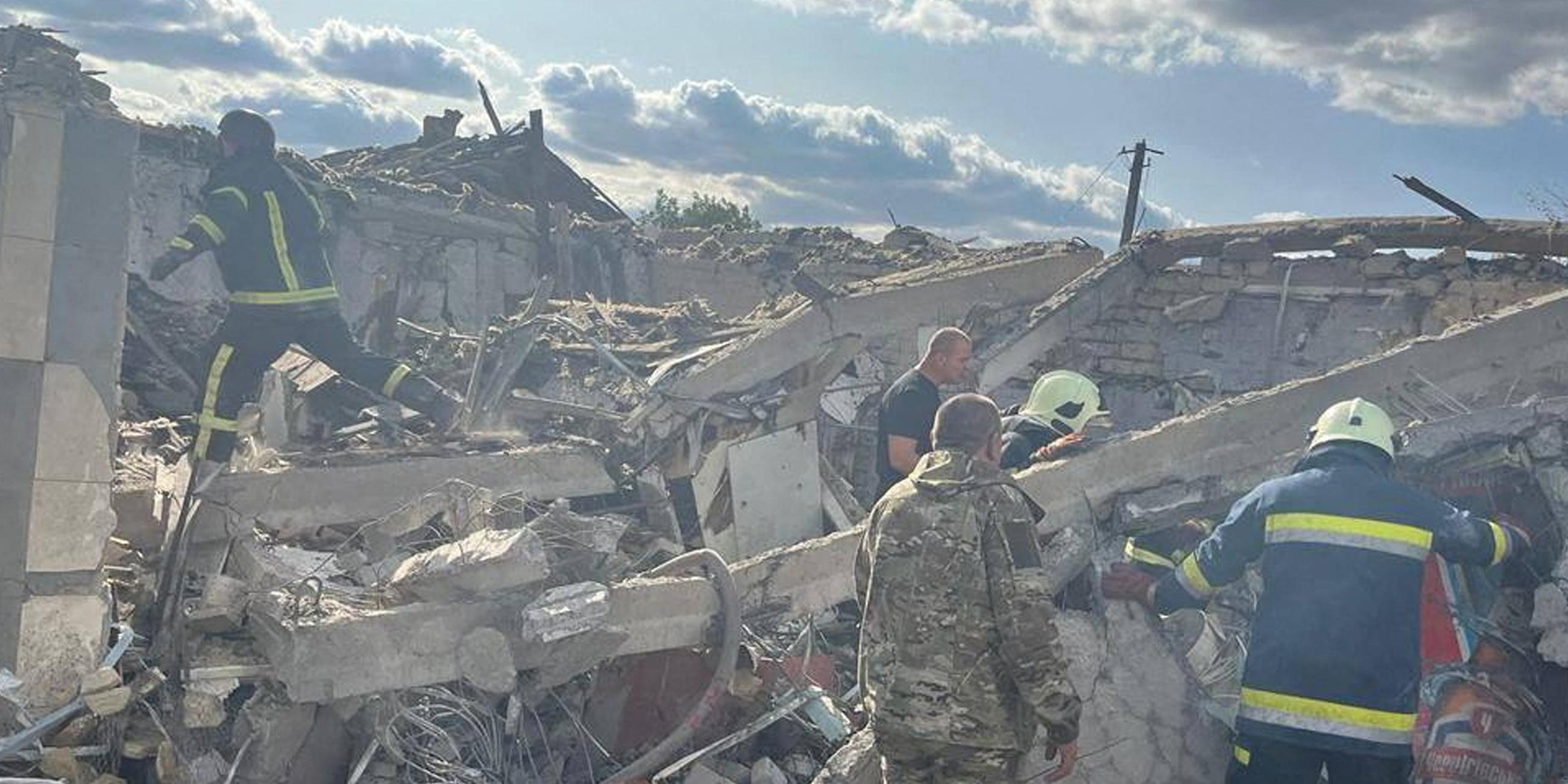 Rettungskräfte arbeiten an einem Ort eines russischen Militärangriffs im Dorf Hroza, in der Region Charkiw, Ukraine, am 05.10.2023.