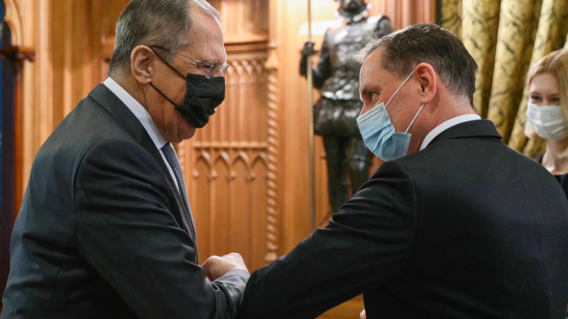 Sergej Lawrow und Tino Chrupalla begrüßen sich mit Ellbogen