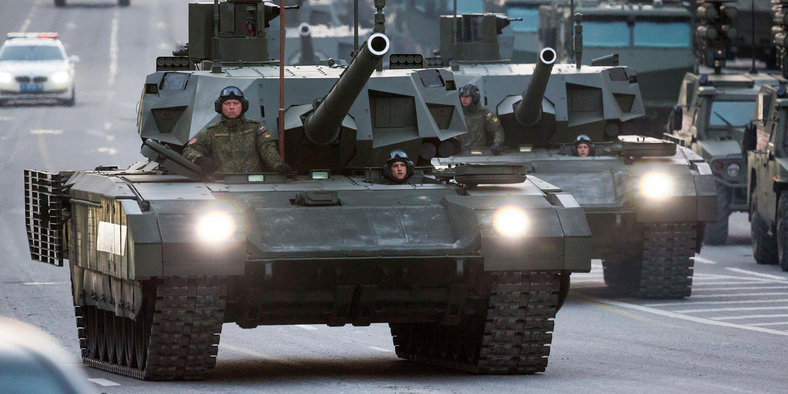 Zwei russische Kampfpanzer T14  auf dem weg zum Roten Platz während einer Probe, aufgenommen am 04.05.2015