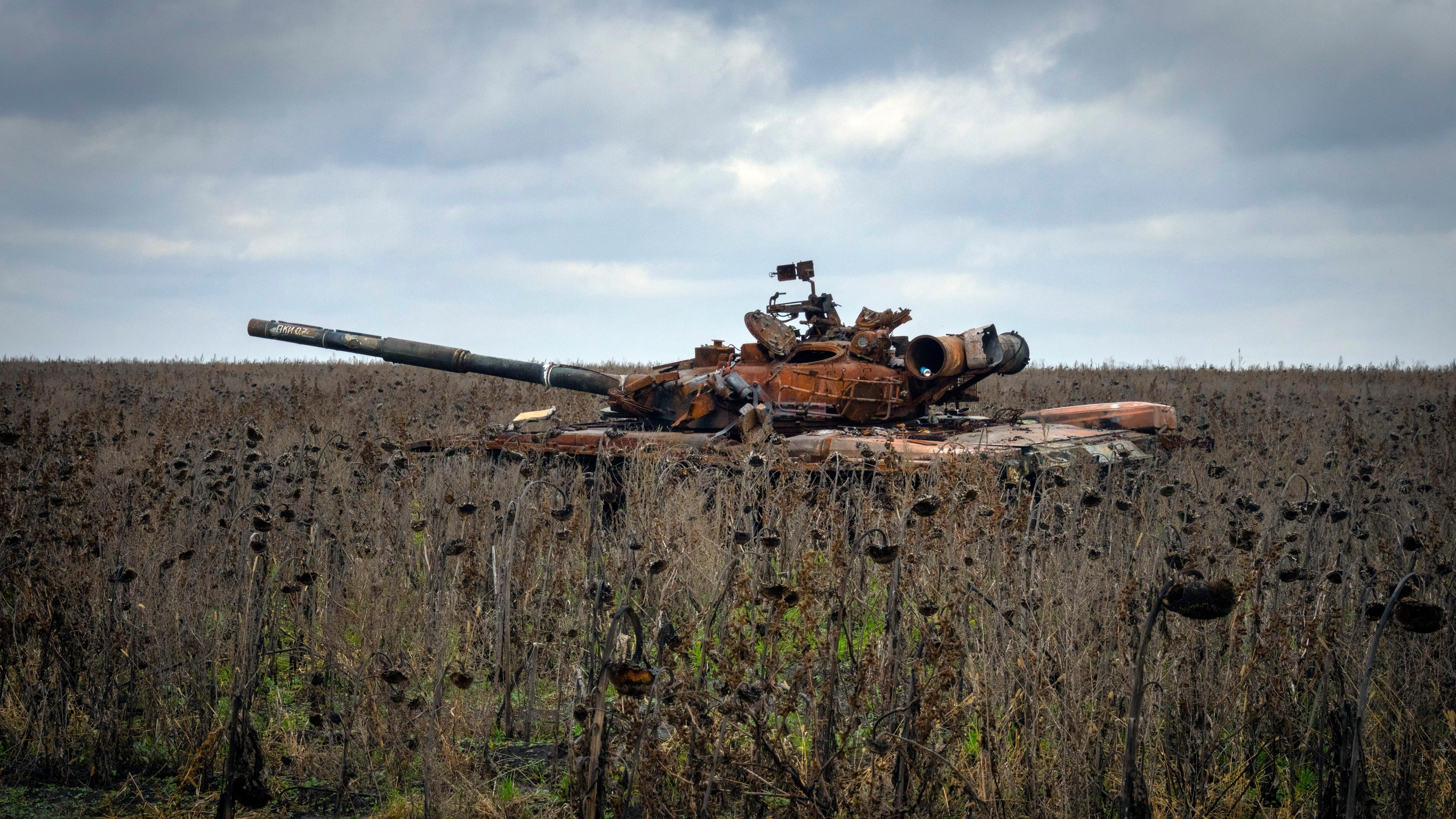 Russischer Panzer auf einem Acker