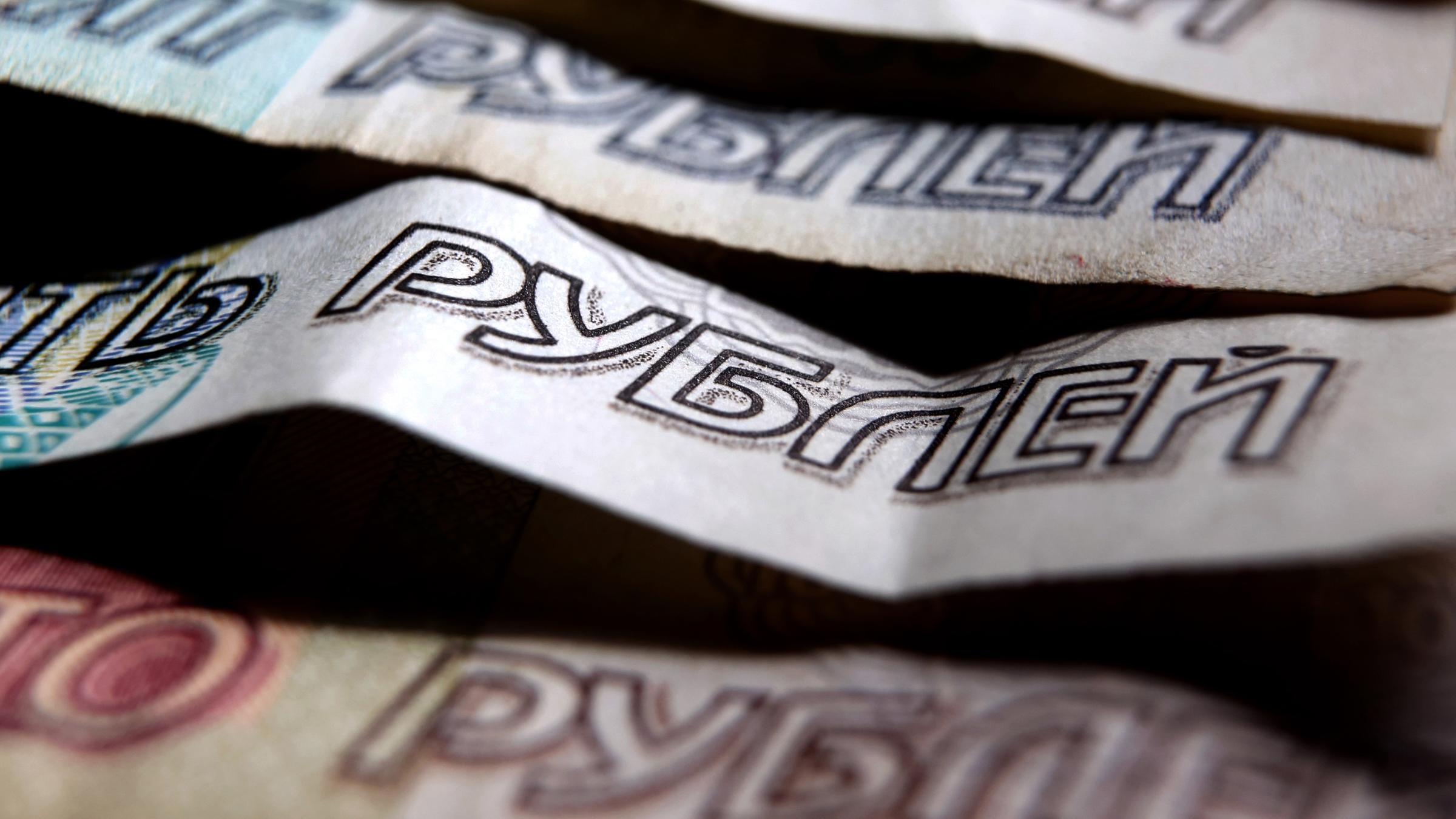 Das russische Wort für Rubel ist auf verschiedenen Rubel-Banknoten zu lesen, aufgenommen am 07.04.2022