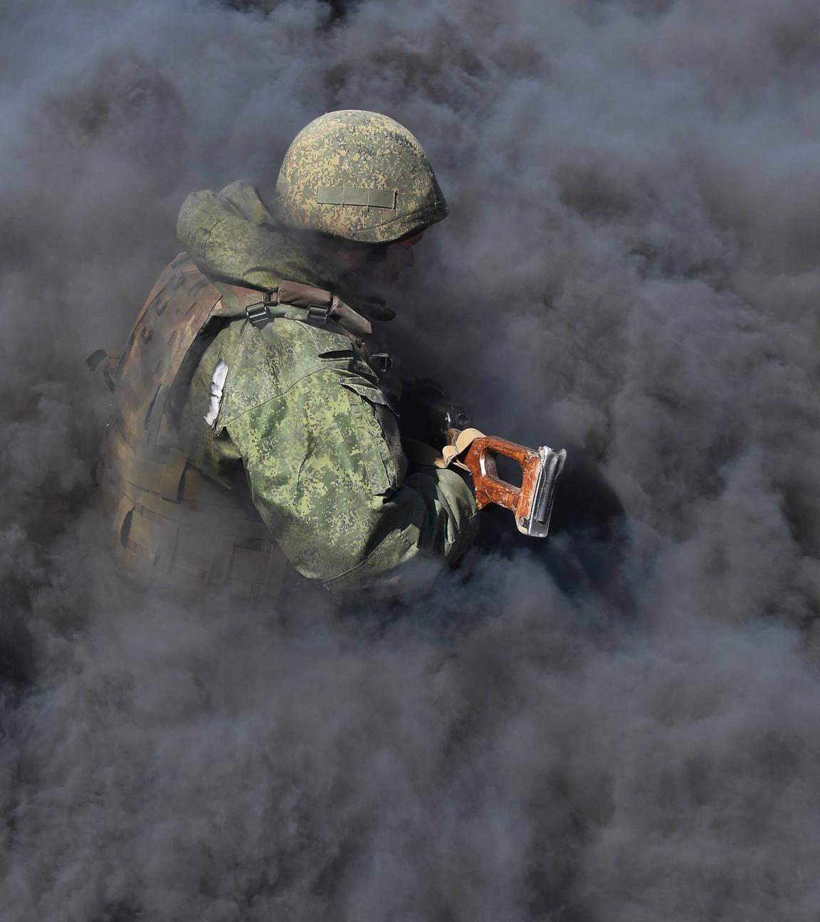 Ein russischer Soldat nimmt am 27.03.2024 an einem Kampftraining auf dem Übungsplatz Bamburovo des Marinekorps der russischen Pazifikflotte in der Region Primorskij, Russland, teil. 