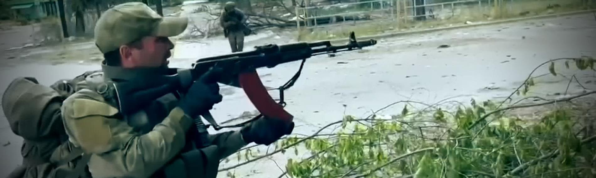 Soldat schießt mit einer Kalashnikov