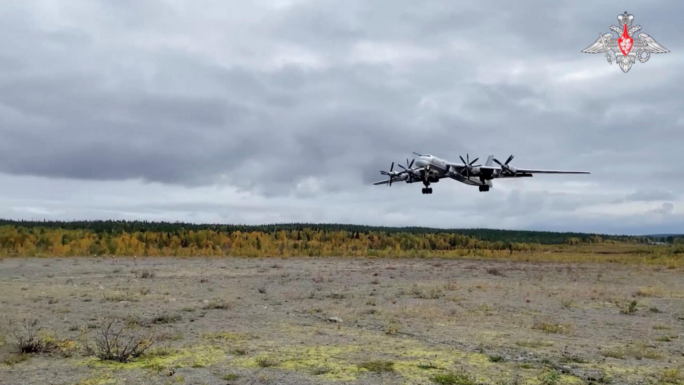 Der russische strategische Bomber Tu-95MS landet auf einem Flugplatz