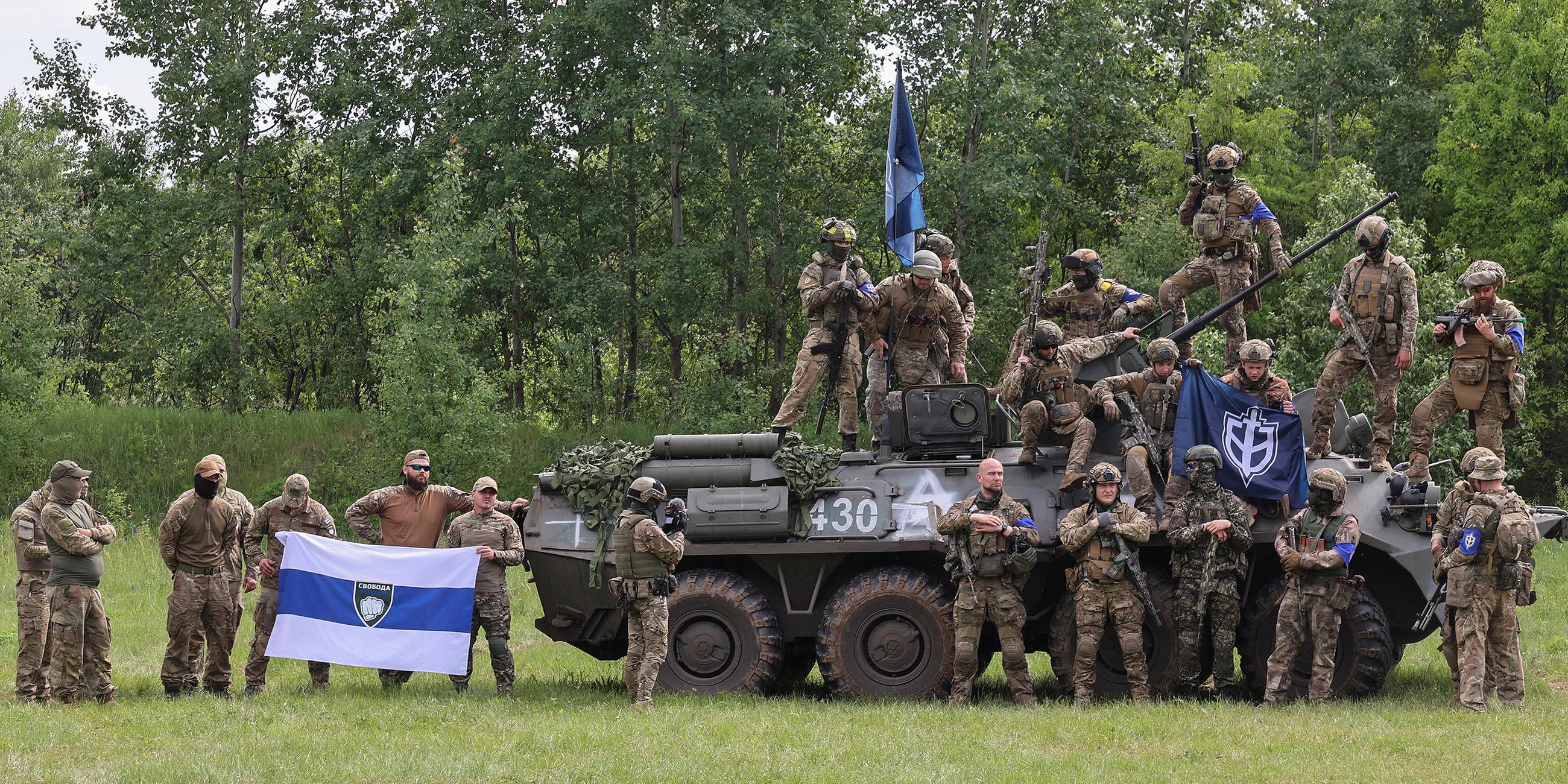 Russische Kämpfer gegen Putin: Mitglieder der "Legion Freiheit Russlands" und dem "Russischen Freiwilligenkorps" am 24. Mai bei einem Pressetermin in der Ukraine.