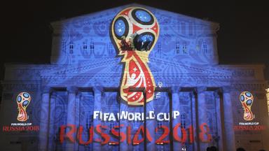 Archiv: Das Logo der Fußball-Weltmeisterschaft 2018 wird am 28.10.2014 in Moskau mit einer Projektion an die Fassade des Bolshoi Theaters geworfen