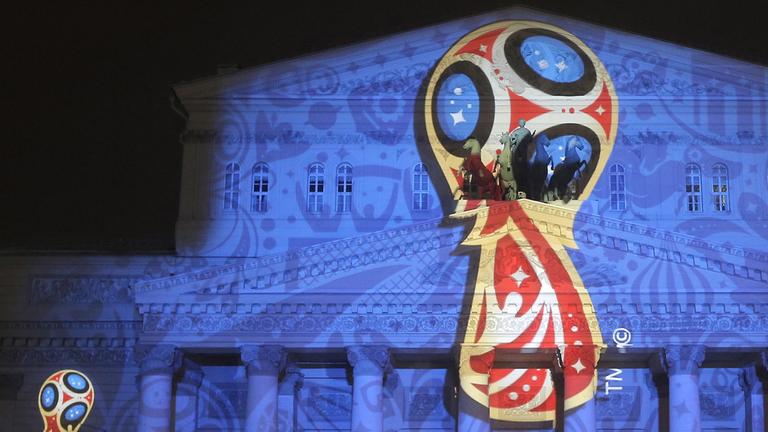 Archiv: Das Logo der Fußball-Weltmeisterschaft 2018 wird am 28.10.2014 in Moskau mit einer Projektion an die Fassade des Bolshoi Theaters geworfen