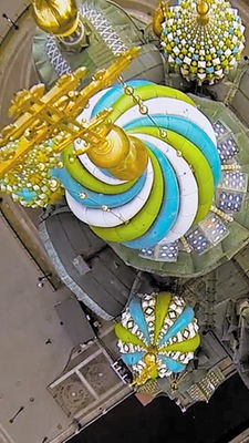 Luftaufnahme der Auferstehungskirche in Sankt Petersburg mit bunten und goldenen Kuppeln.