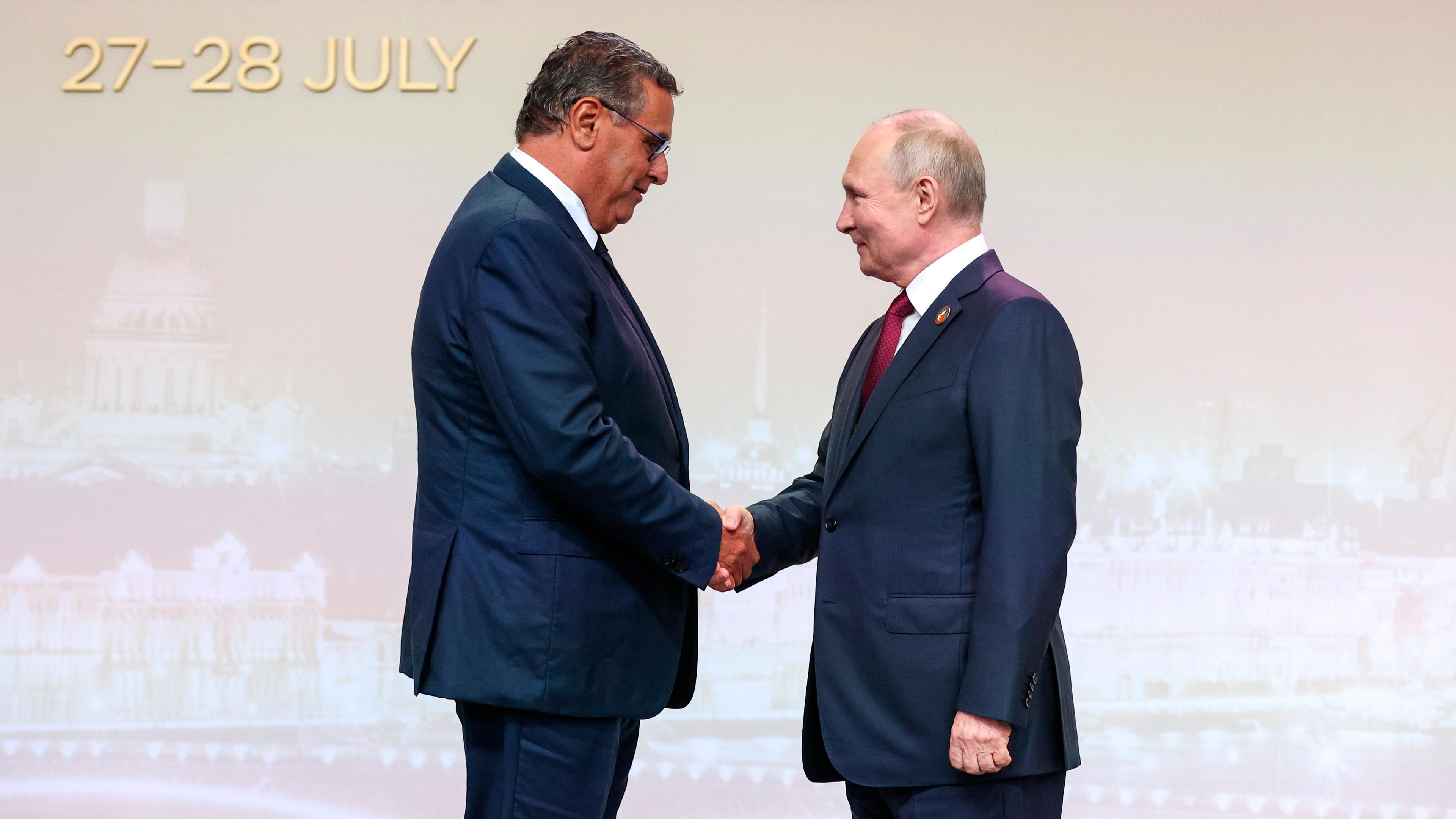 Putin und der Premierminister von Marokko geben sich die Hand.
