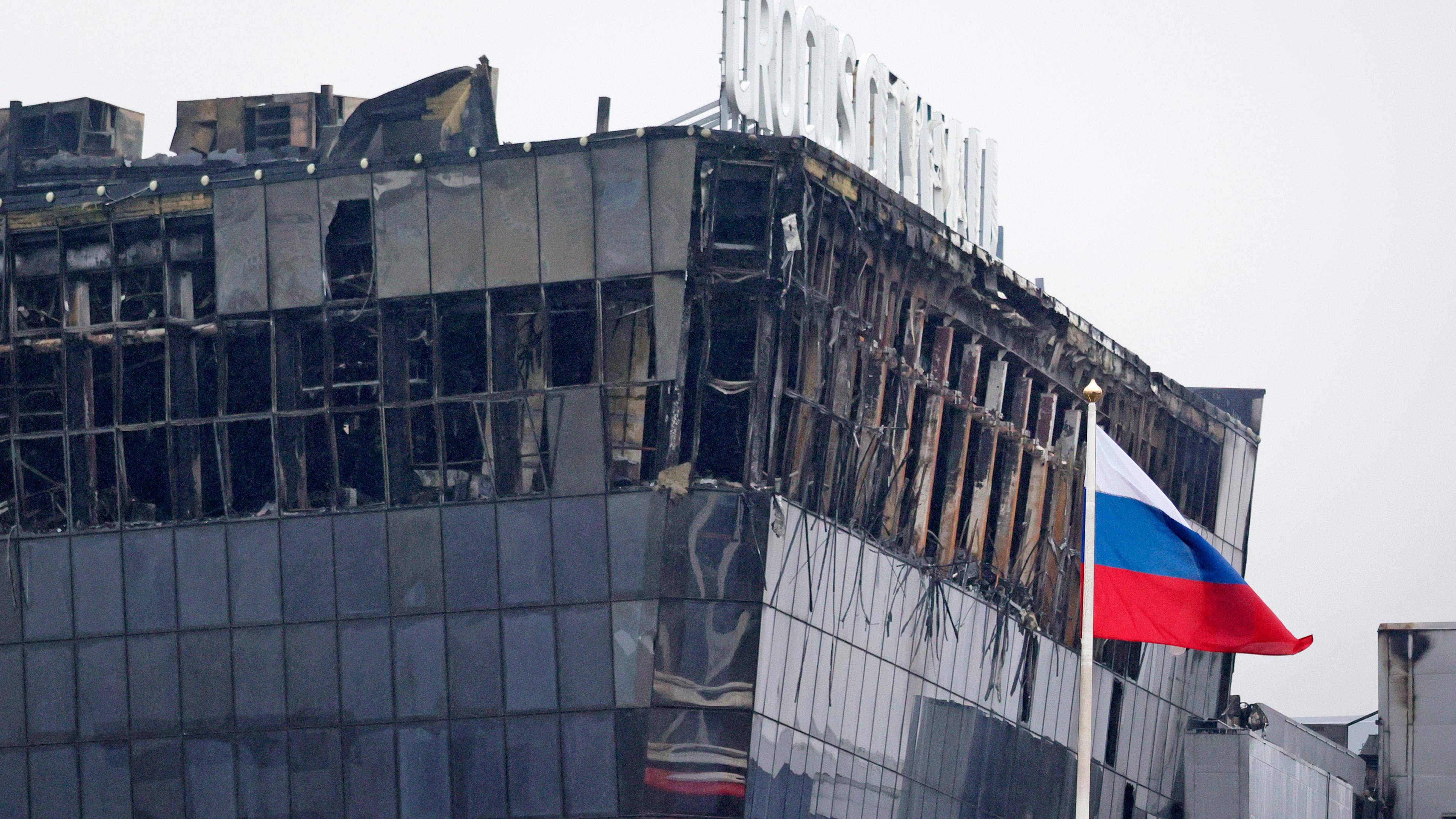 Die Terrormiliz Islamischer Staat hat sich zu dem Anschlag auf eine Konzerthalle bei Moskau bekannt.