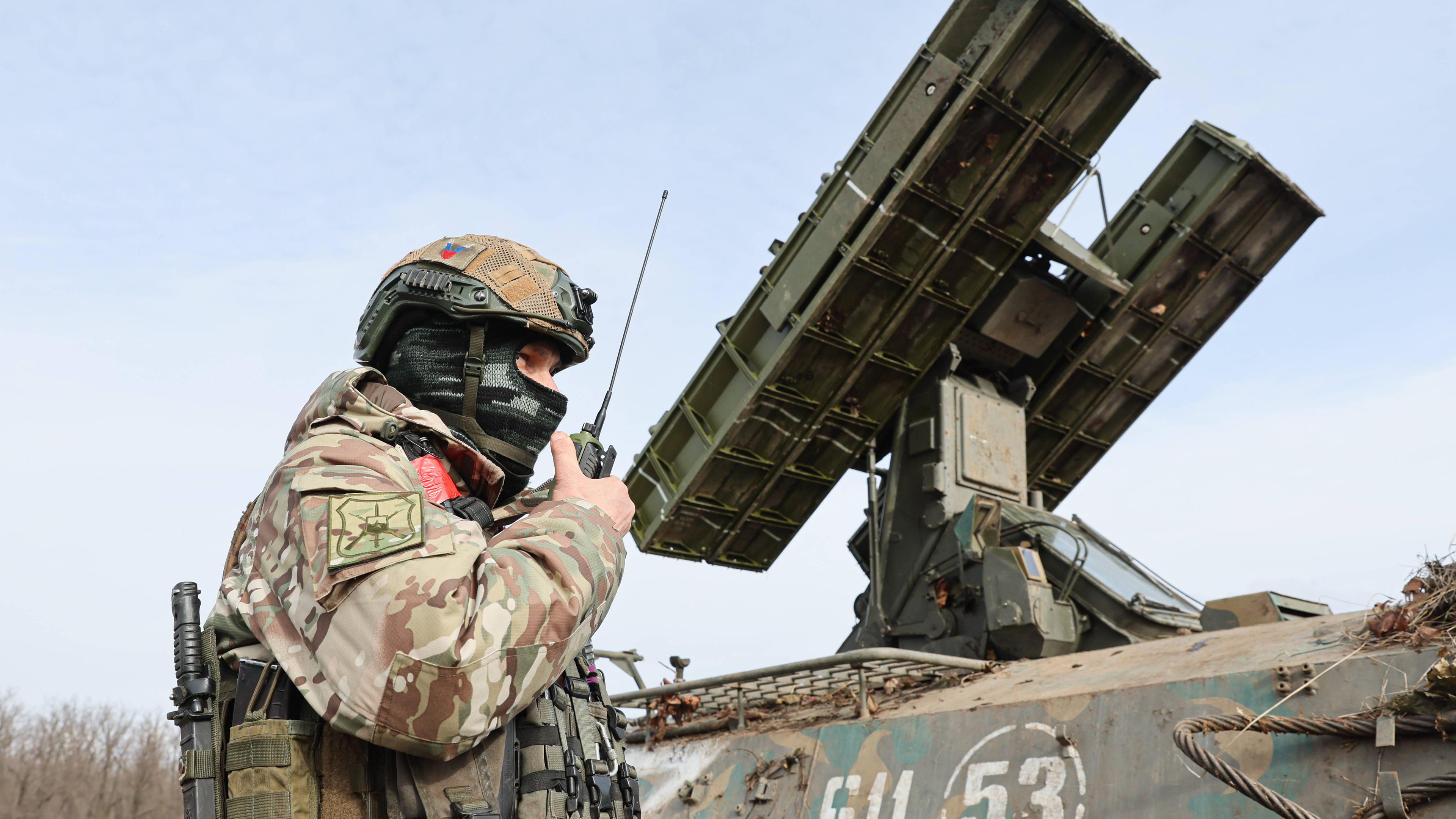 Ein Soldat der 132. Separaten Motorgewehrbrigade bedient auf einem militärischen Übungsplatz ein Kurzstrecken-Boden-Luft-Raketensystem vom Typ 9K35 Strela-10