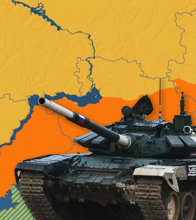 Ein russischer T-72 Panzer steht vor einer Karte, auf der die durch Russland besetzten ukrainischen Gebiete eingezeichnet sind.