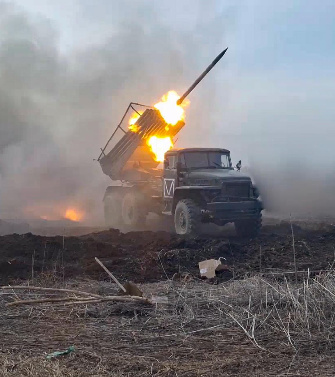 Russische Truppen mit Mehrfachraketenwerfer im Osten der Ukraine (4. April 2024)