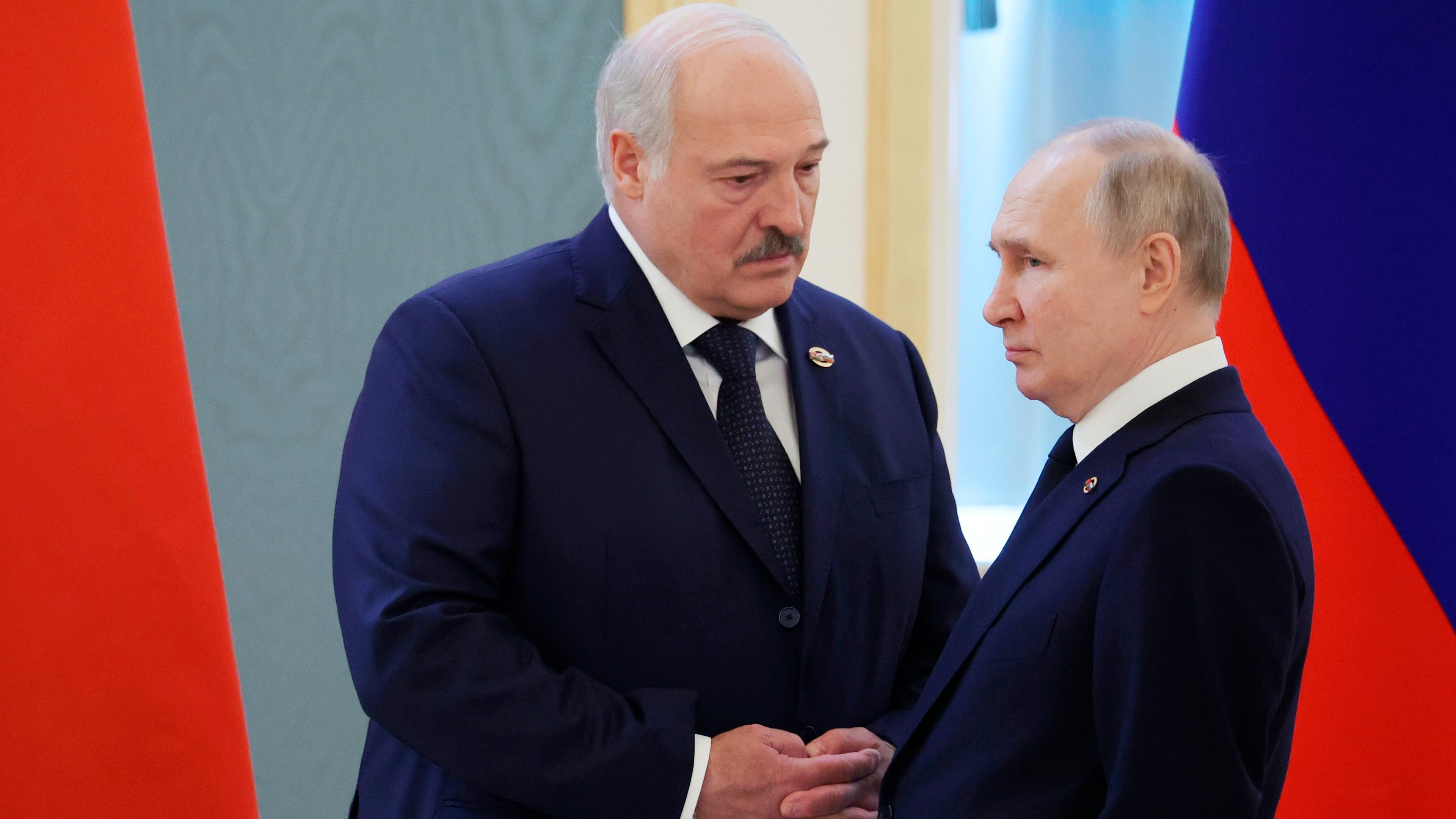 Alexander Lukaschenko (l), Präsident von Belarus, wird von Wladimir Putin, Präsident von Russland, zu einer Tagung des russisch-belarussischen Staatsrats begrüßt.