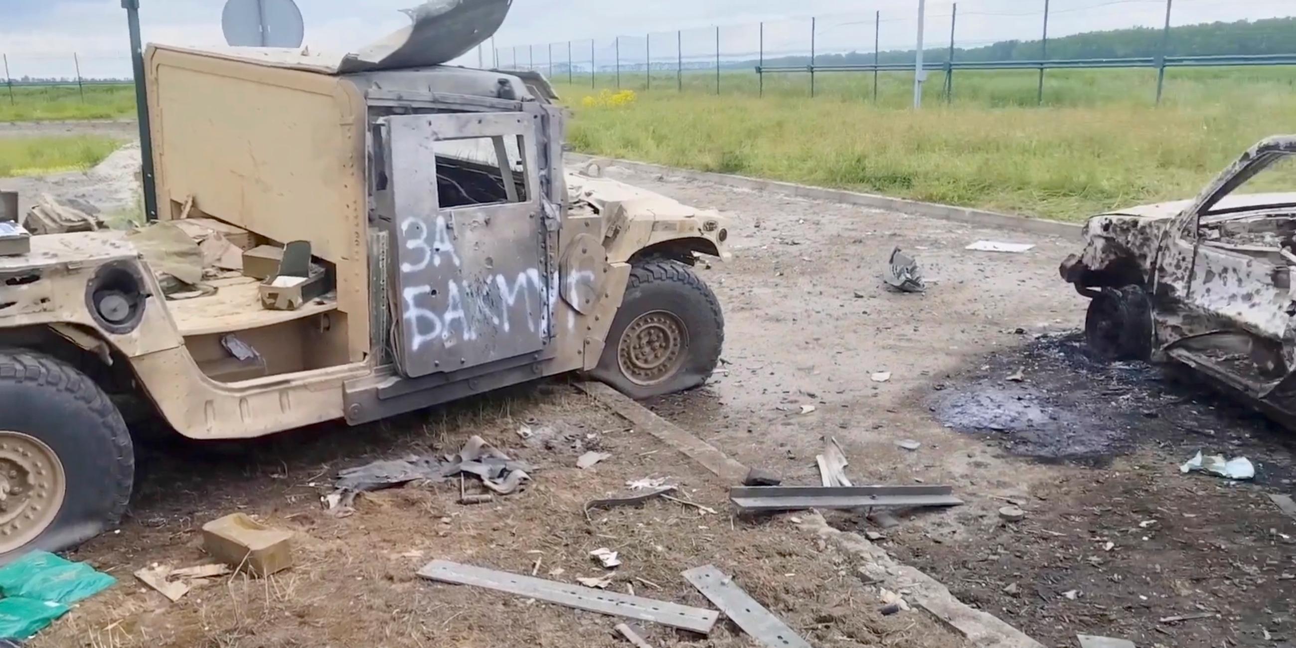 Zerstörte Fahrzeuge nach einem Angriff auf die russische Grenzstadt Belgorod