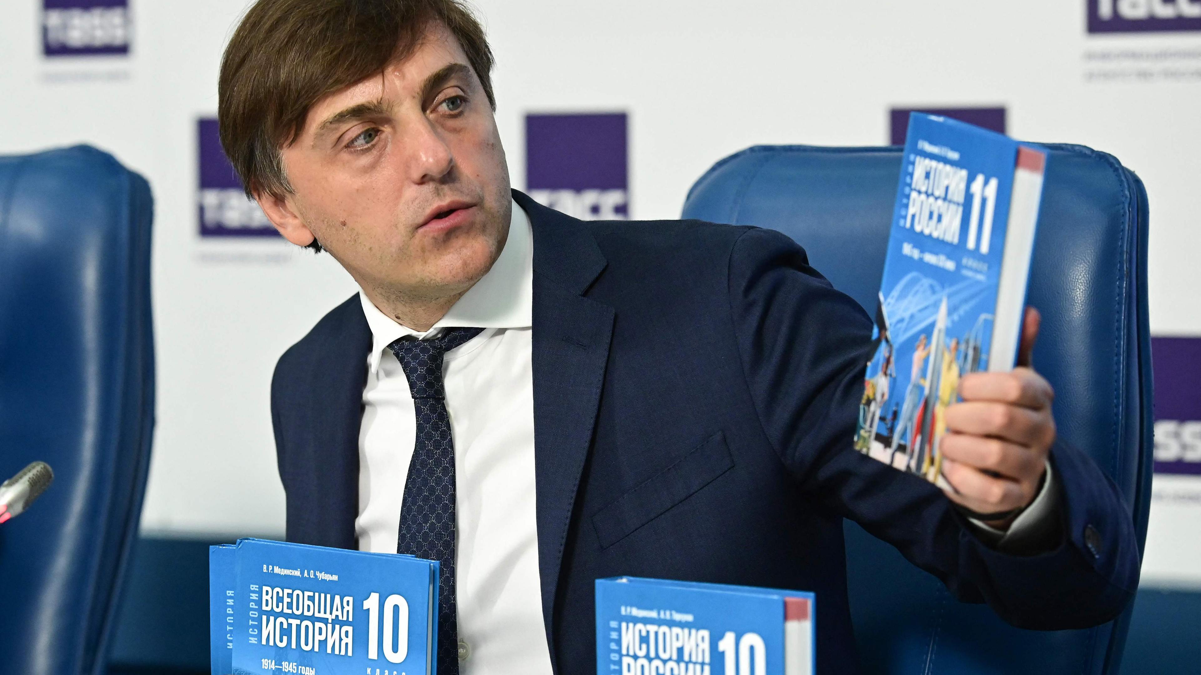 Russischer Bildungsminister Sergej Krawtsow präsentiert neues Geschichtsbuch für Schüler.