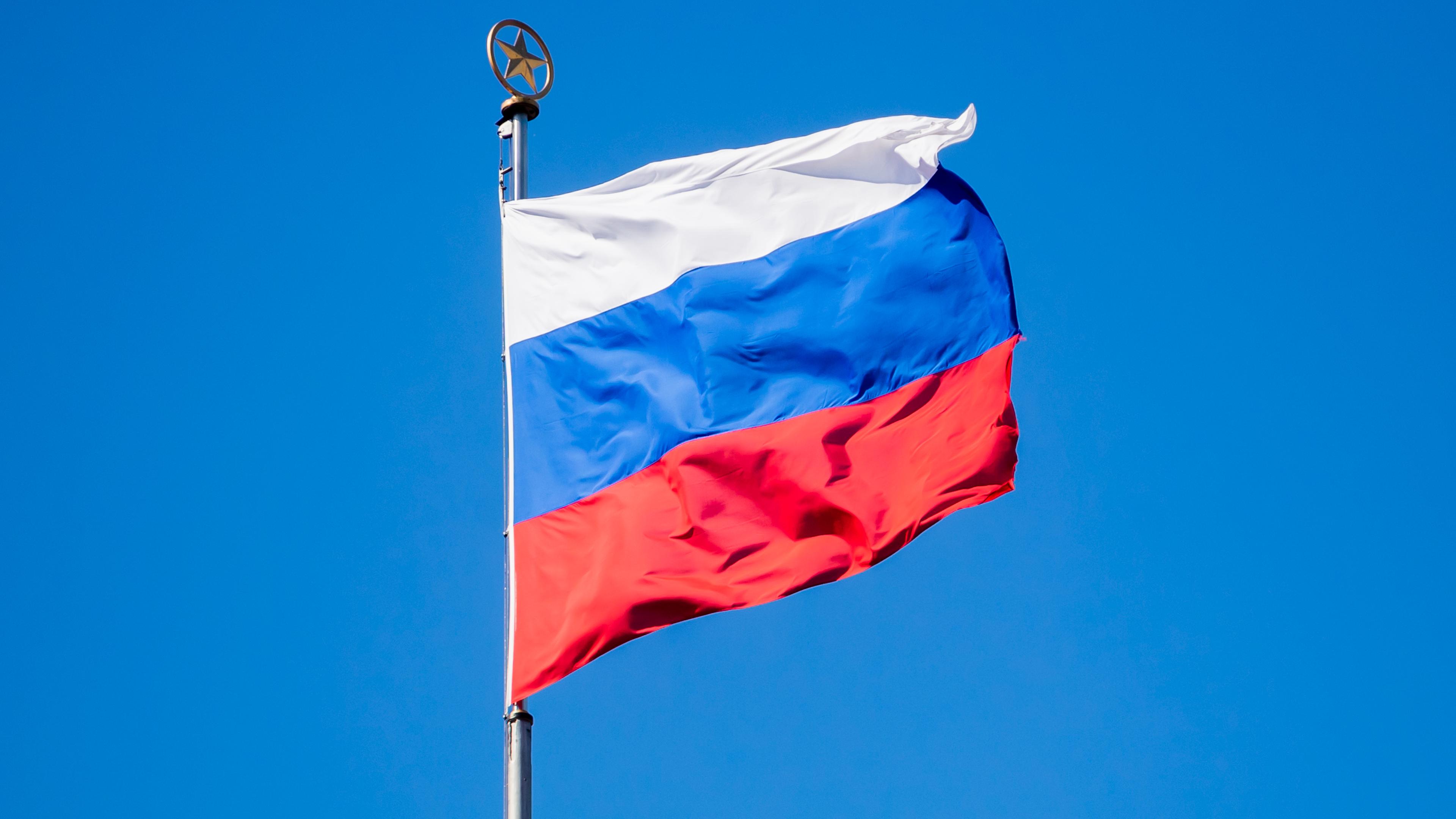 Die Flagge Russlands weht auf der Botschaft der Russischen Föderation. Russland ist enger Verbündeter von Belarus.