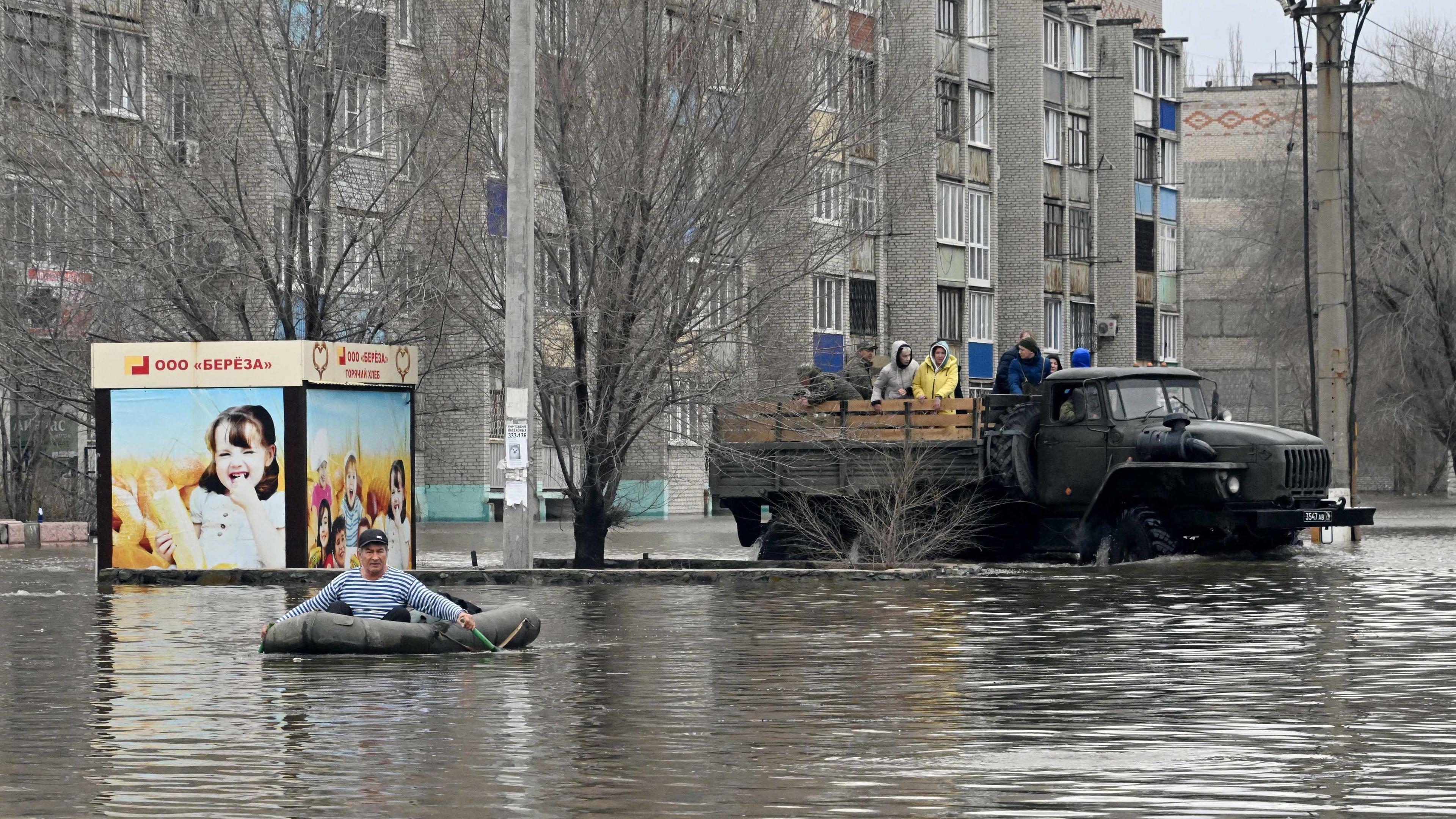 Menschen werden nach Überschwemmungen in Russland evakuiert. 