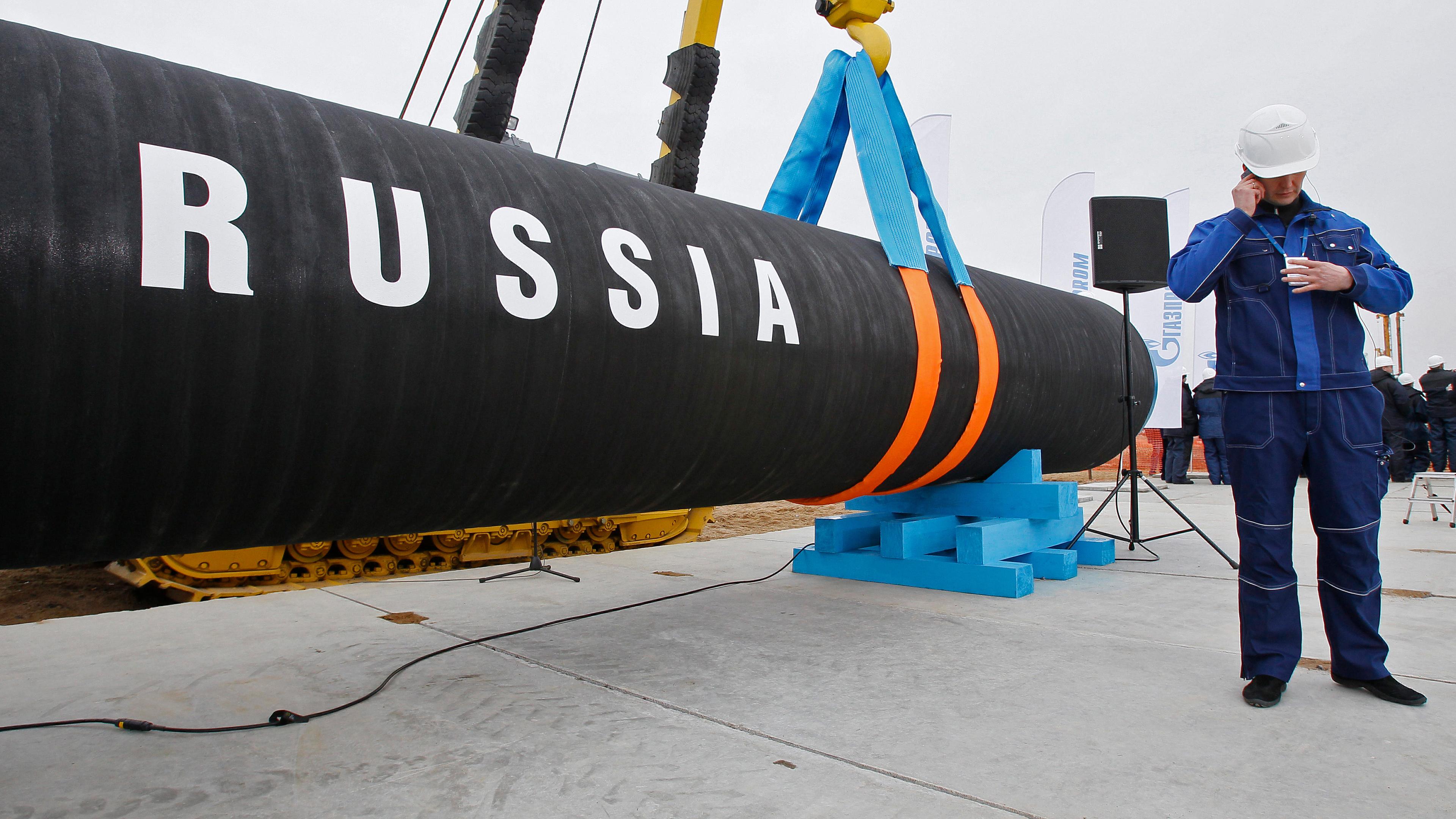 Ein russischer Bauarbeiter während einer Zeremonie zum Baubeginn der Nord Stream-Pipeline in der Bucht von Portowaja