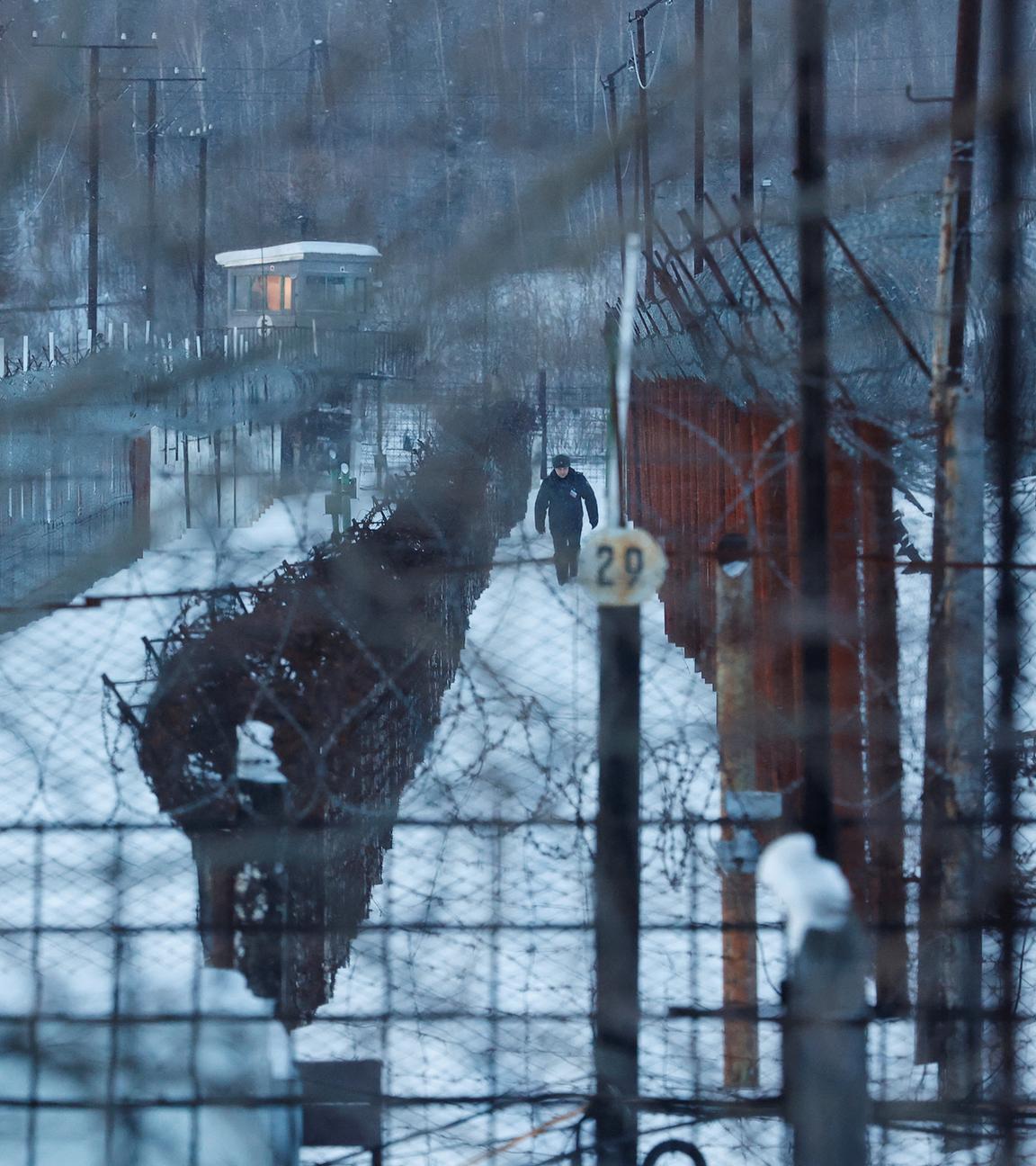 Eine russische Gefängniswache läuft entlang der Absperrungen um die Strafkolonie IK-3 im zentralrussischen Charp.