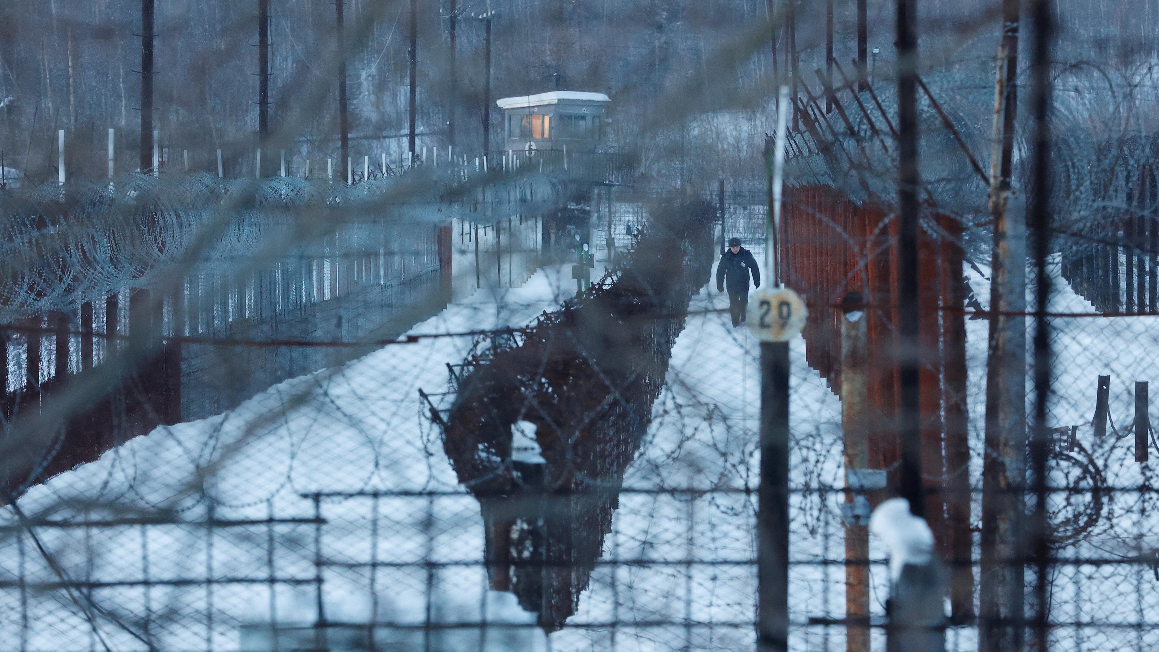 Eine russische Gefängniswache läuft entlang der Absperrungen um die Strafkolonie IK-3 im zentralrussischen Charp.