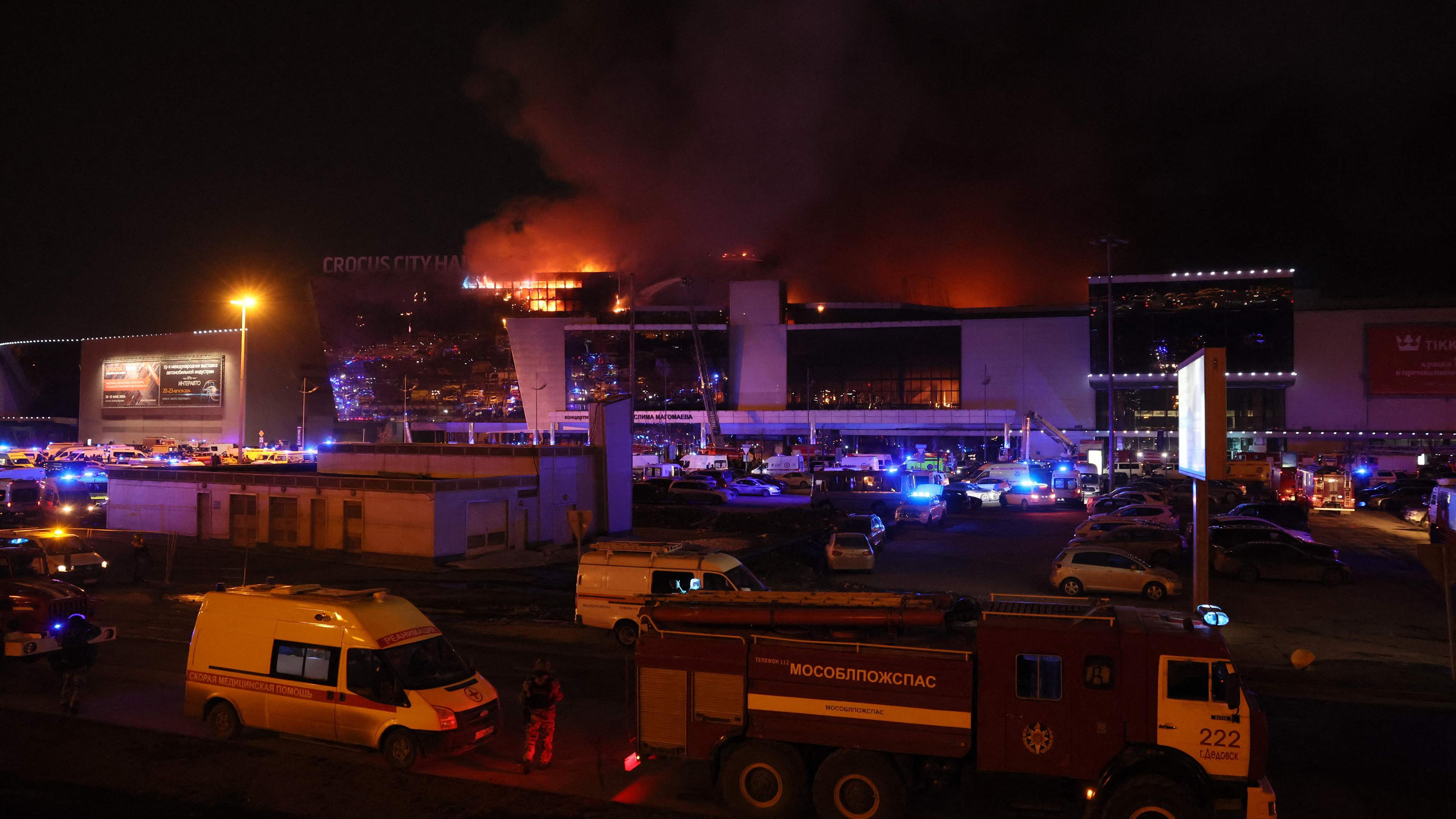 Russland: Nach der Schießerei in Krasnogorsk bei Moskau sind Einsatzfahrzeuge vor dem brennenden Konzertsaal Crocus City Hall zu sehen.