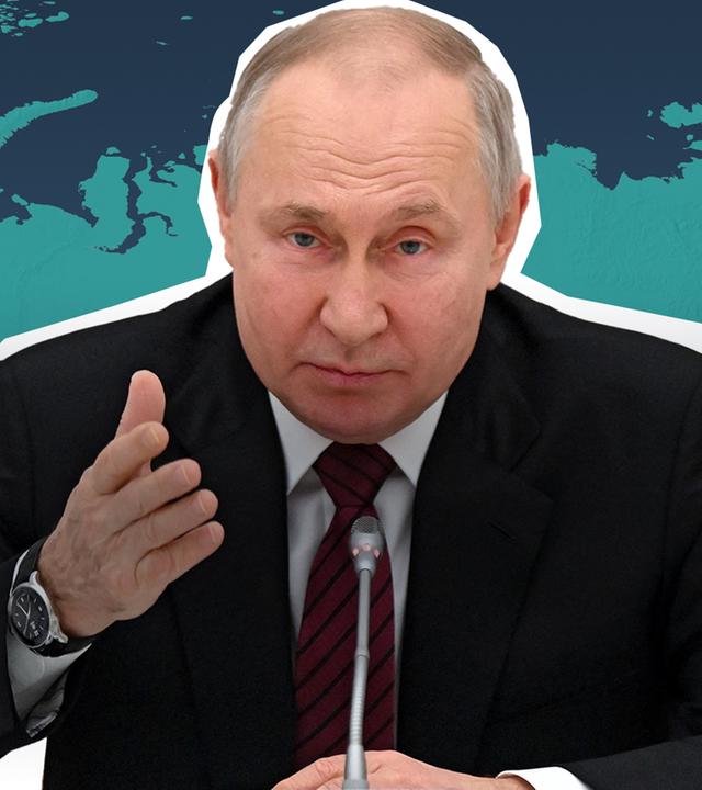 Putin hinter einem Mikrofon, im Hintergrund die russische Landkarte