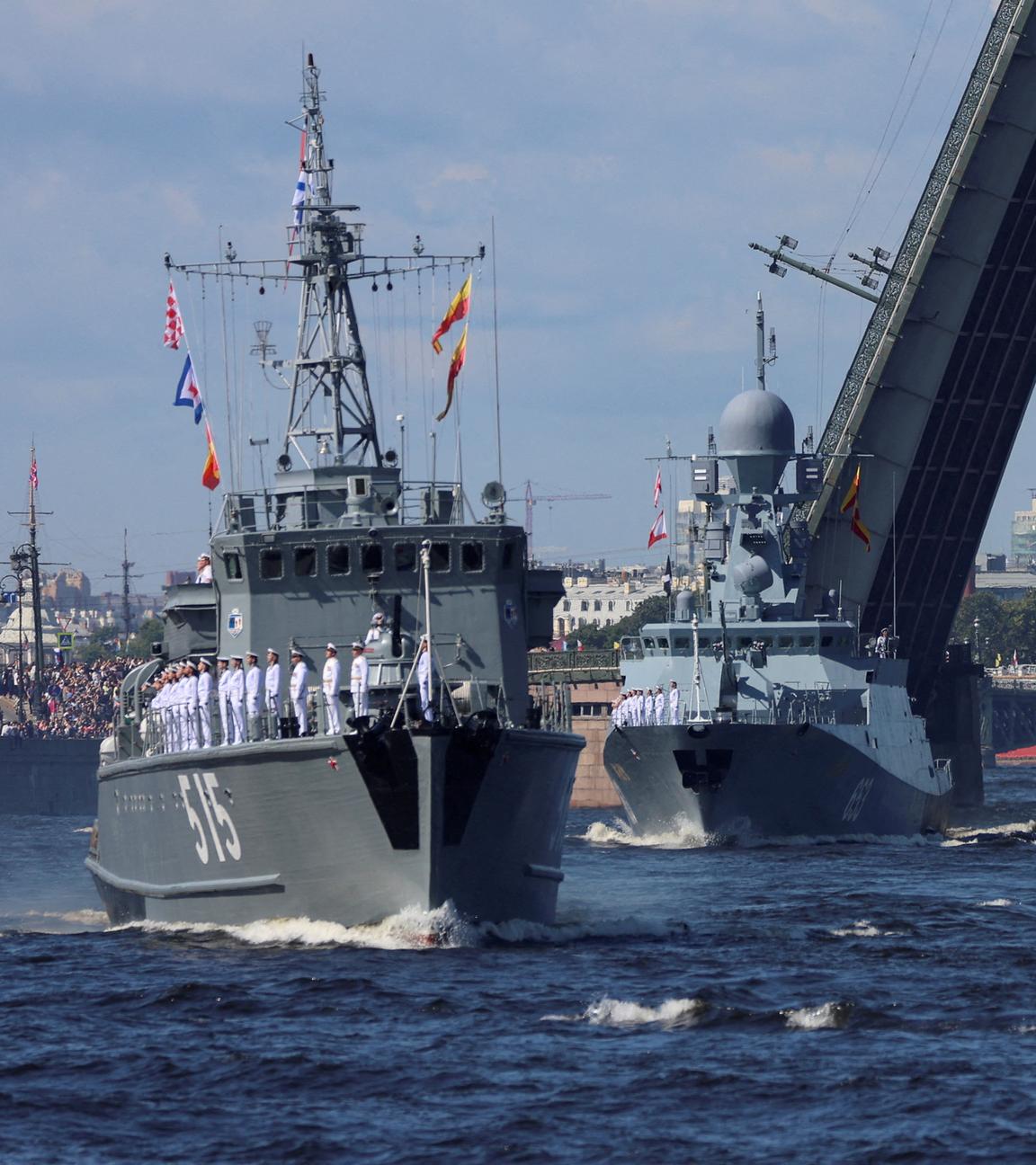 Das Bild zeigt ein russisches Minensuchboot während einer Parade bei Sankt Petersburg. (Archivbild)
