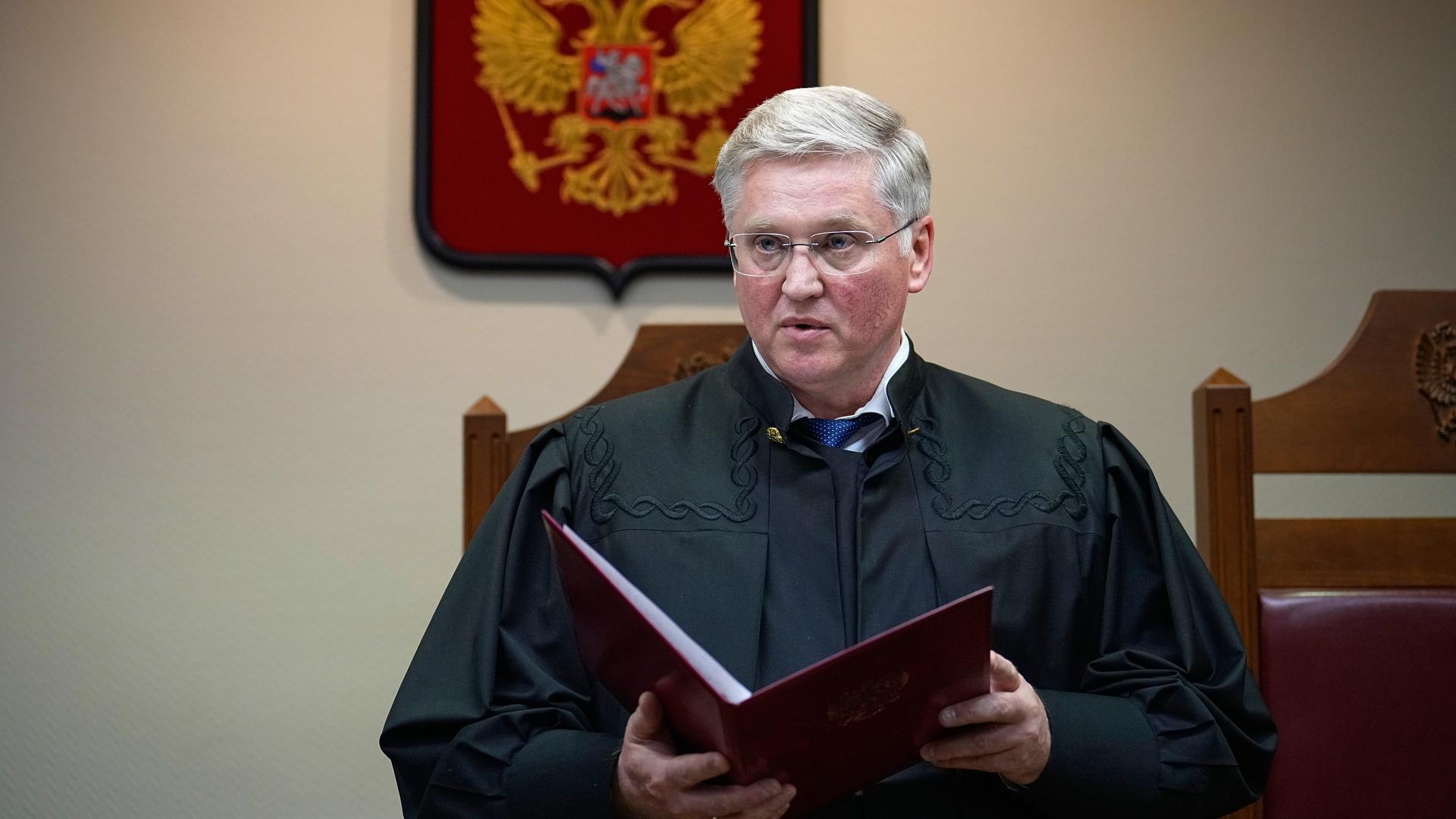 Richter Wjatscheslaw Kirillow verliest einen Beschluss in einem Verfahren.