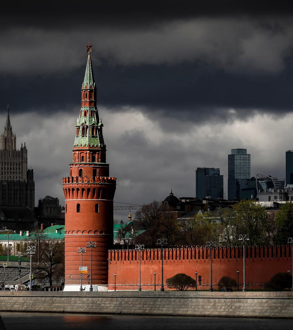 Russland, Moskau: Gewitterwolken über dem Kreml 