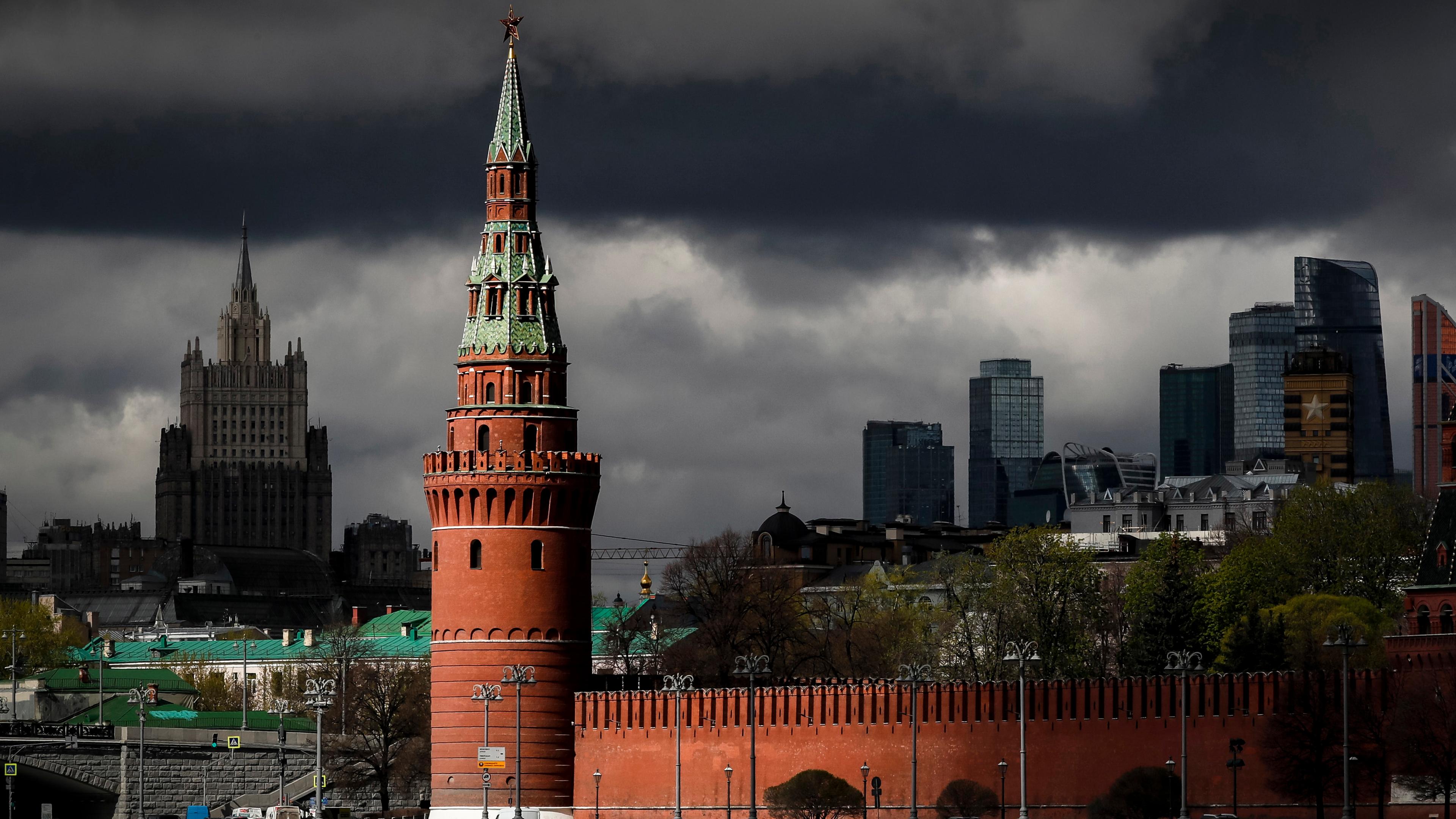 Russland, Moskau: Gewitterwolken über dem Kreml 