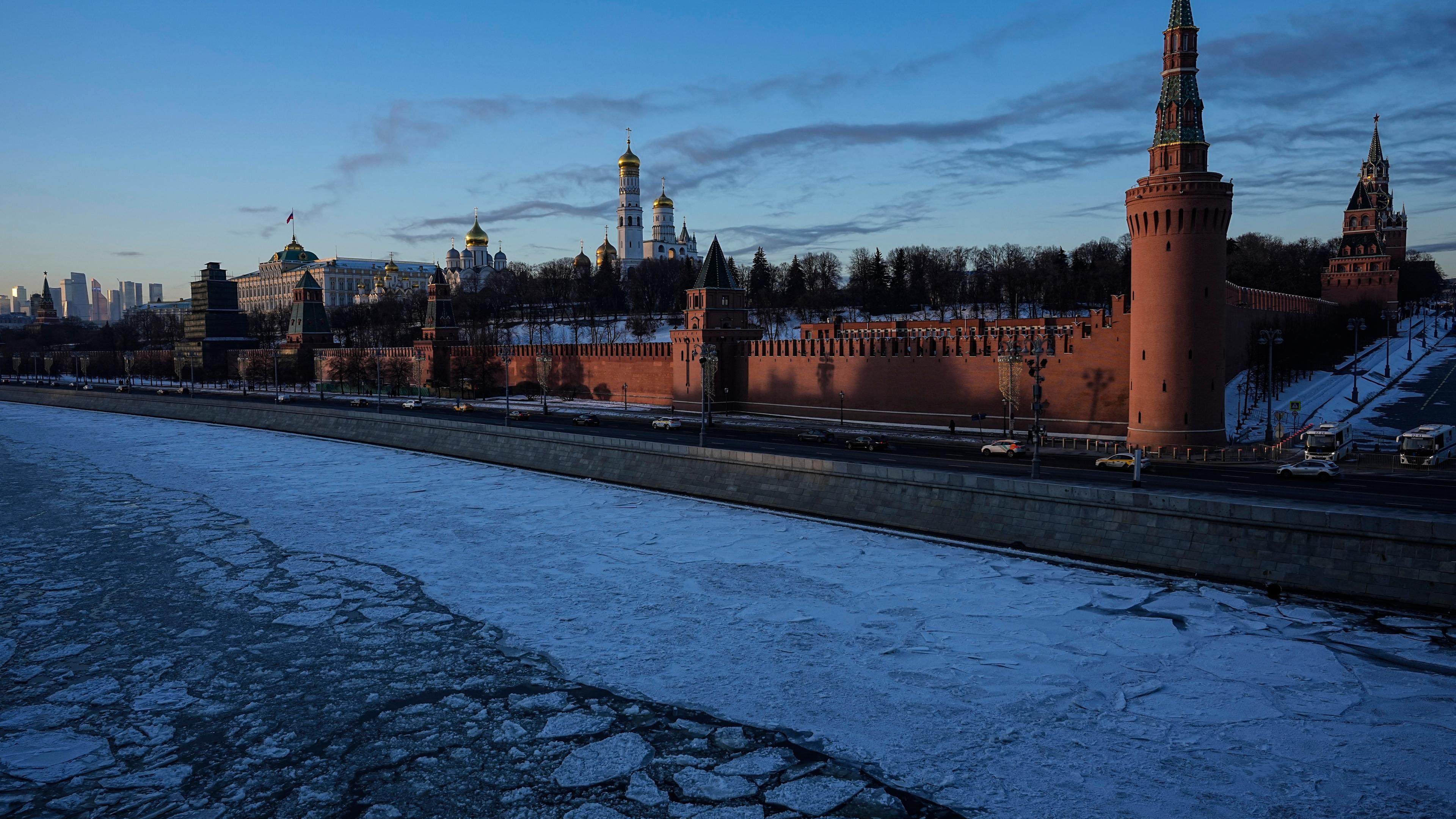 Russland, Moskau: Der zugefrorene Moskwa-Fluss und der Kreml sind während des Sonnenuntergangs zu sehen. 
