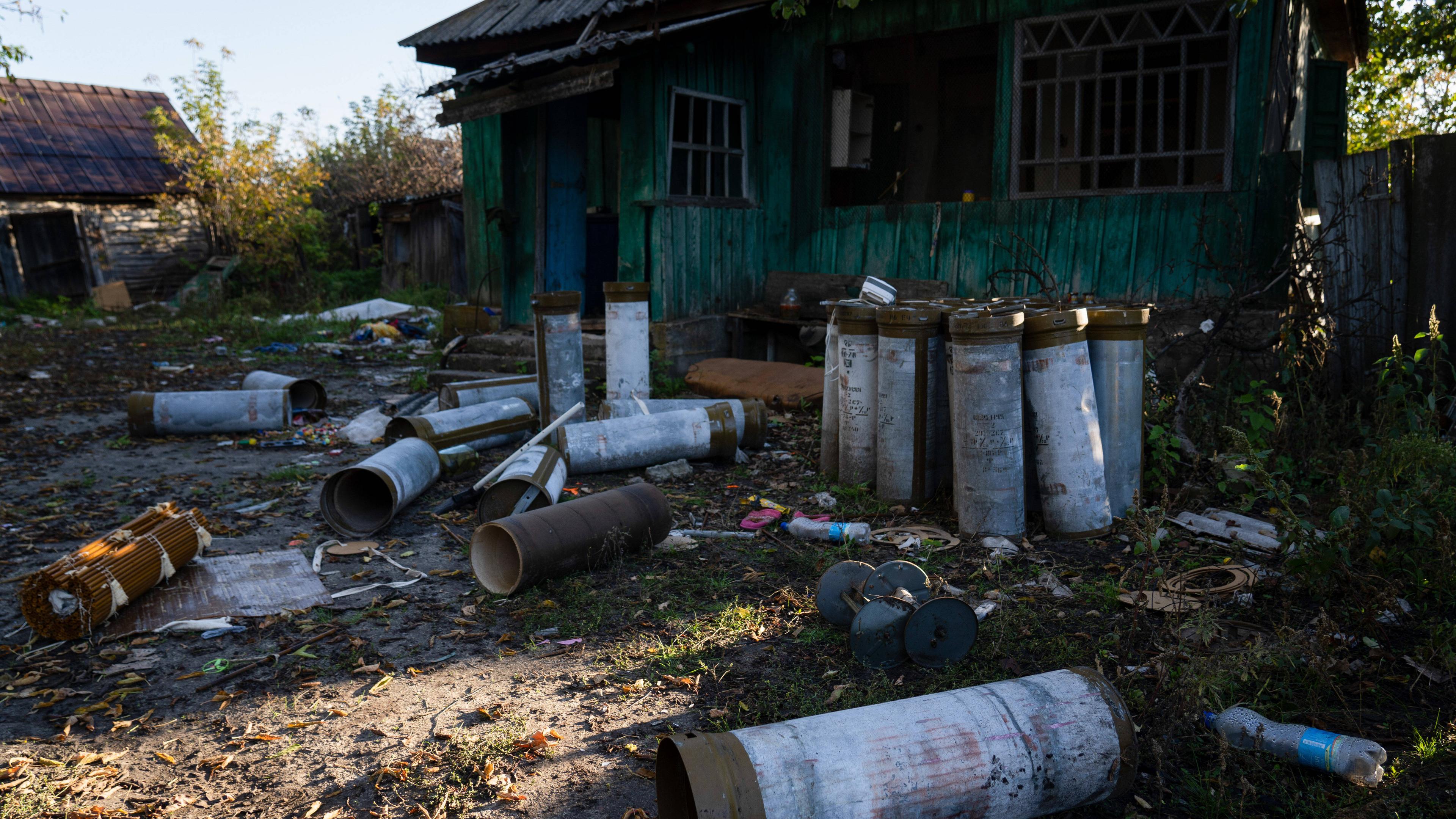 Das Bild zeigt entleerte Munitionspatronen, die vor einem Haus im ukrainischen Dorf Zelena Dolyna zurückgelassen wurden.