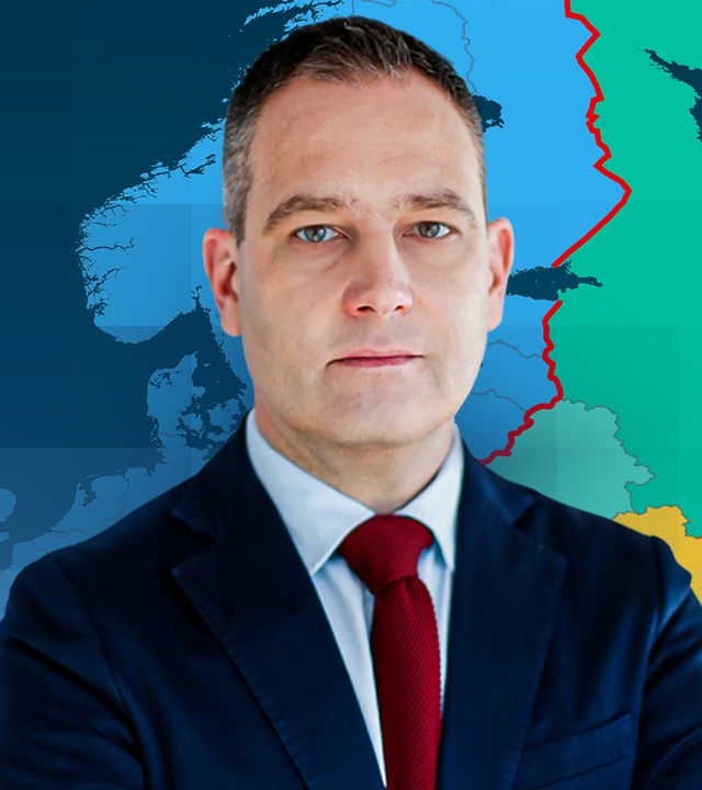 Militärexperte Gustav Gressel vor einer Karte der Ostflanke.