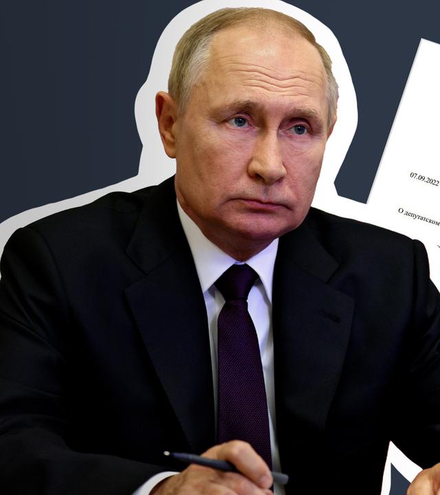 Der russische Präsident Wladimir Putin auf dunkelblauem Grund; im rechten Hintergrund ist der Ausschnitt eines Dokuments zu sehen.