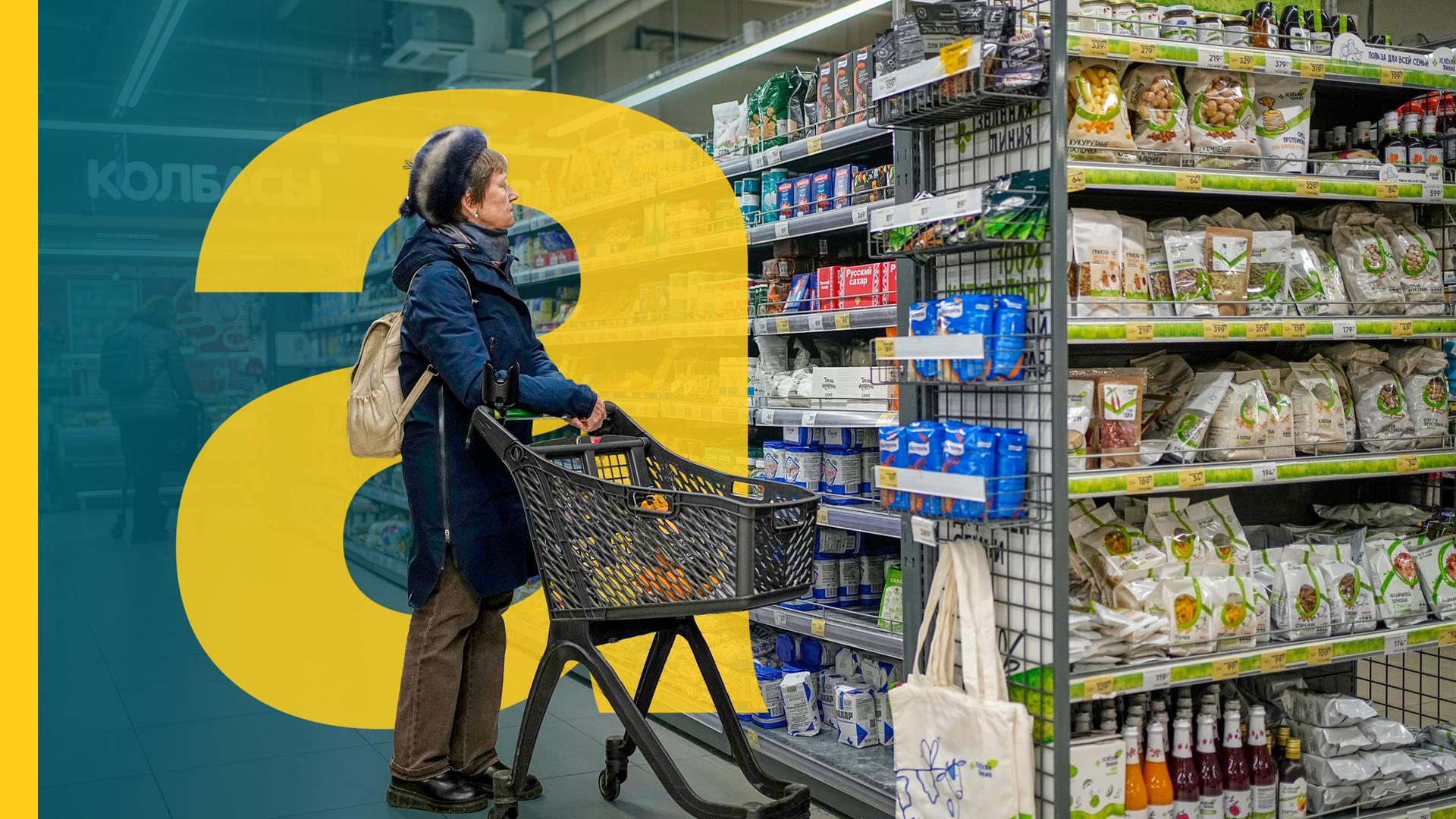 Eine Frau mit einem Einkaufswagen vor einem regal im Supermarkt