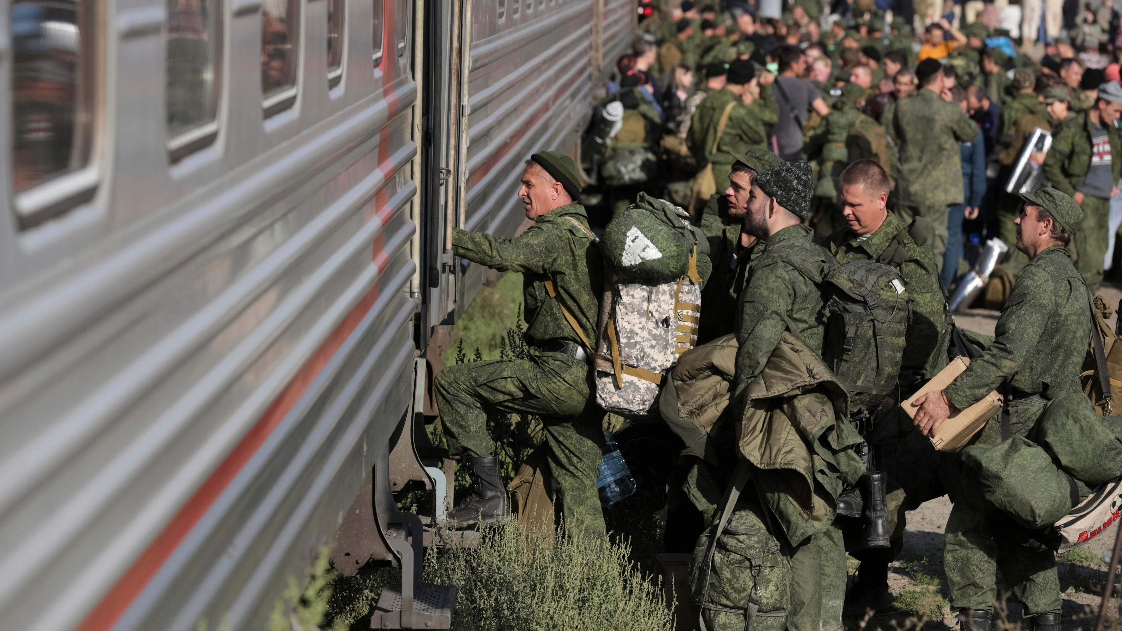 Russische Rekruten am Zug
