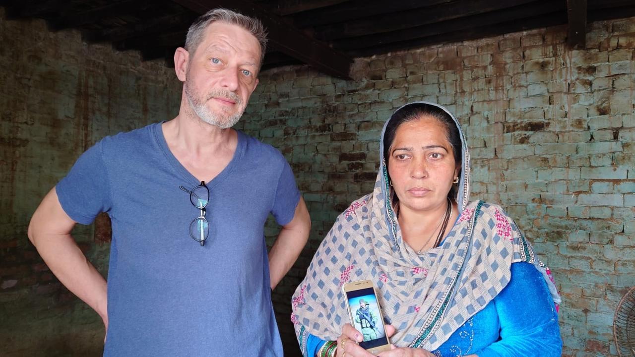 Frontal-Reporter Arndt Ginzel mit Baljinder Kaur, der Mutter des Soldaten.
