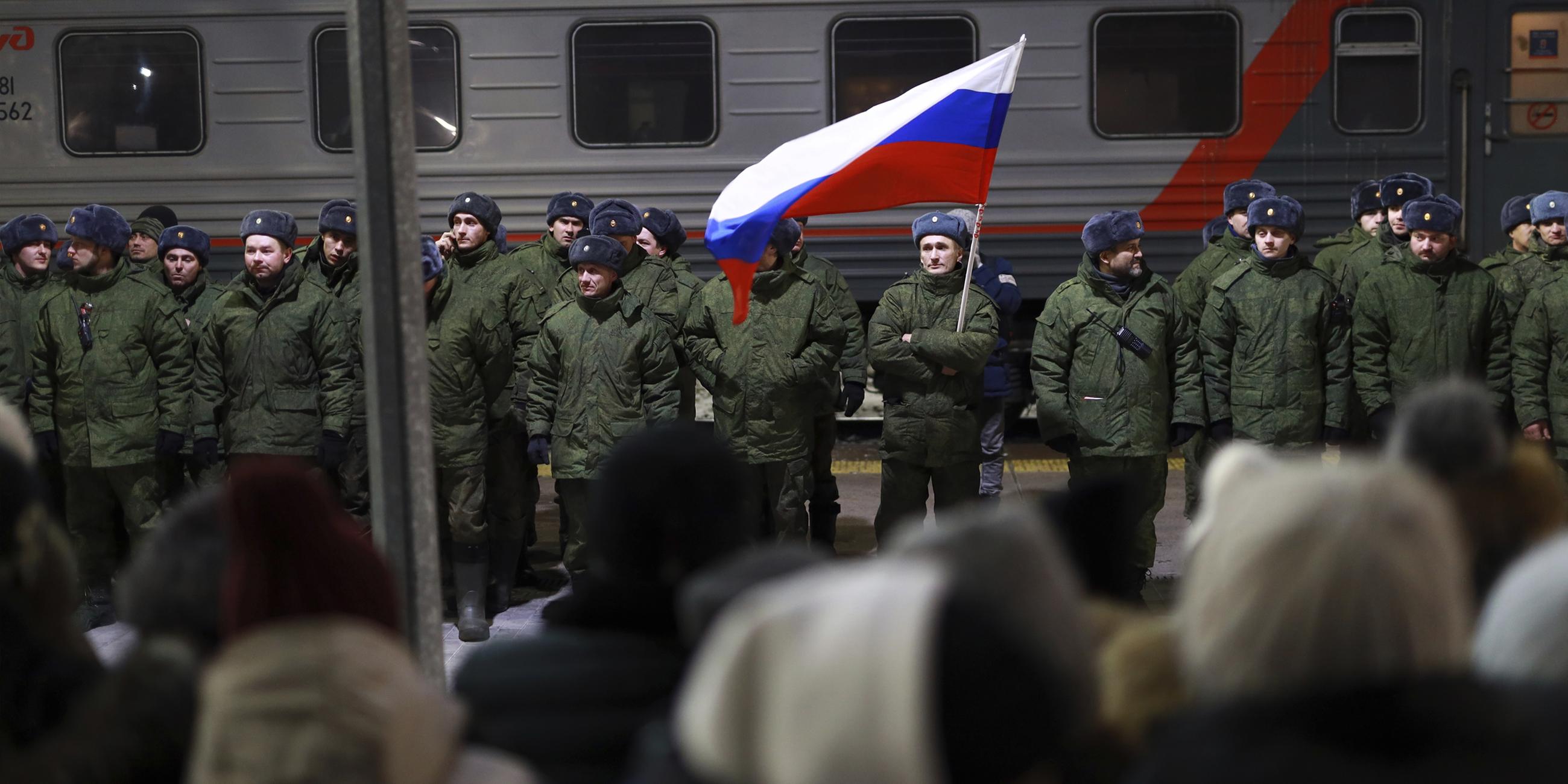 Russische Soldaten, die für den Einsatz in der Ukraine mobilisiert wurden, stehen bei einer Zeremonie vor der Abfahrt auf einem Bahnhof. (Archivbild)