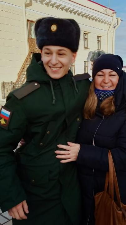 Der verschollene russische Soldat Kirill steht in Uniform Arm in Arm neben seiner Mutter. Beide lächeln in die Kamera.