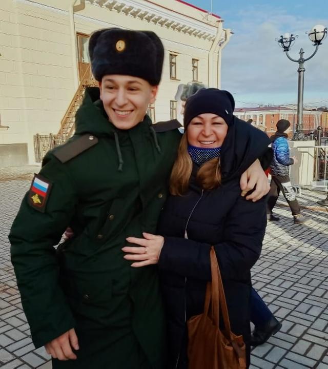 Der verschollene russische Soldat Kirill steht in Uniform Arm in Arm neben seiner Mutter. Beide lächeln in die Kamera.