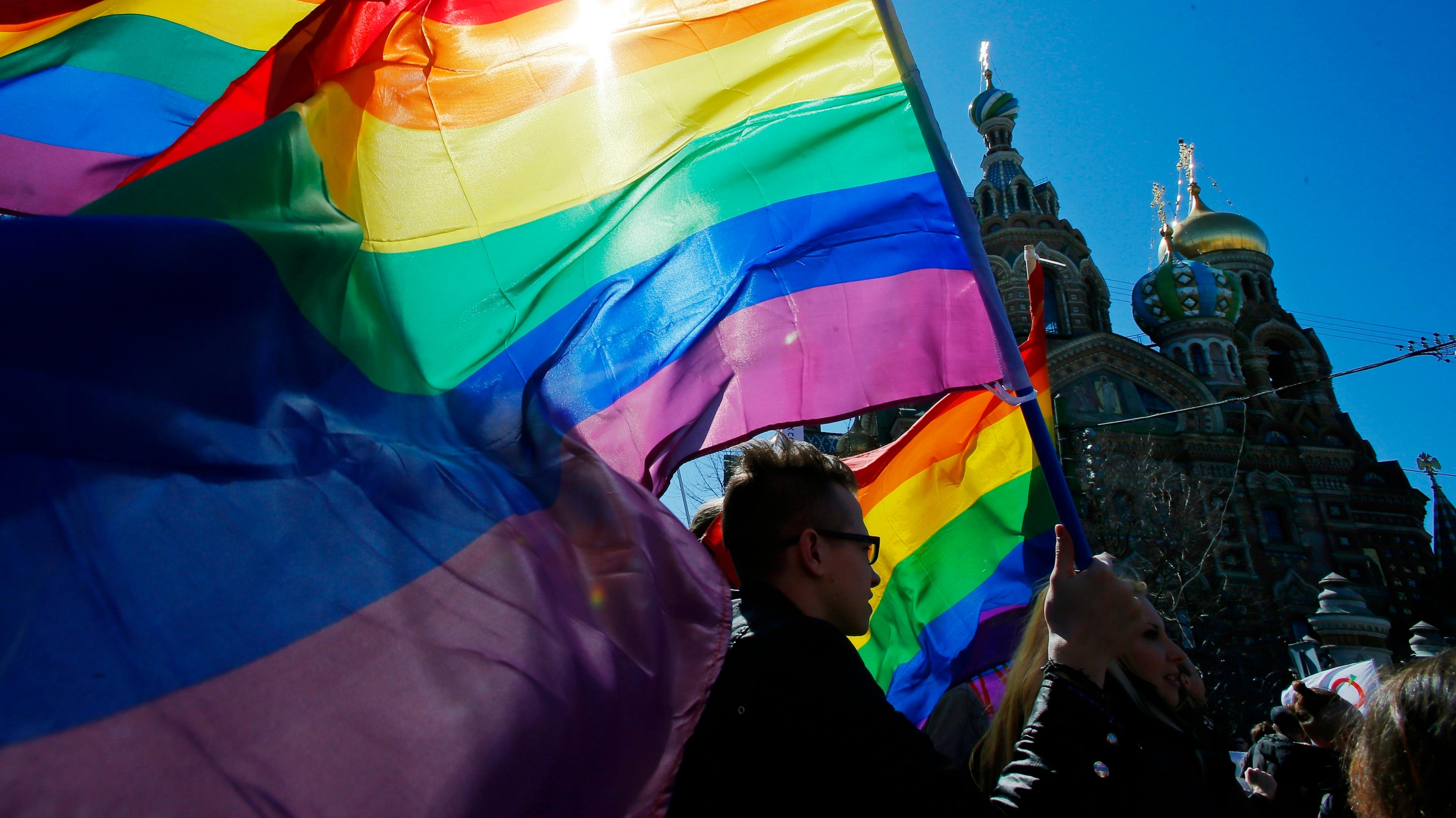 Russland, St. Petersburg: Regenbogenflagge bei einer Parade