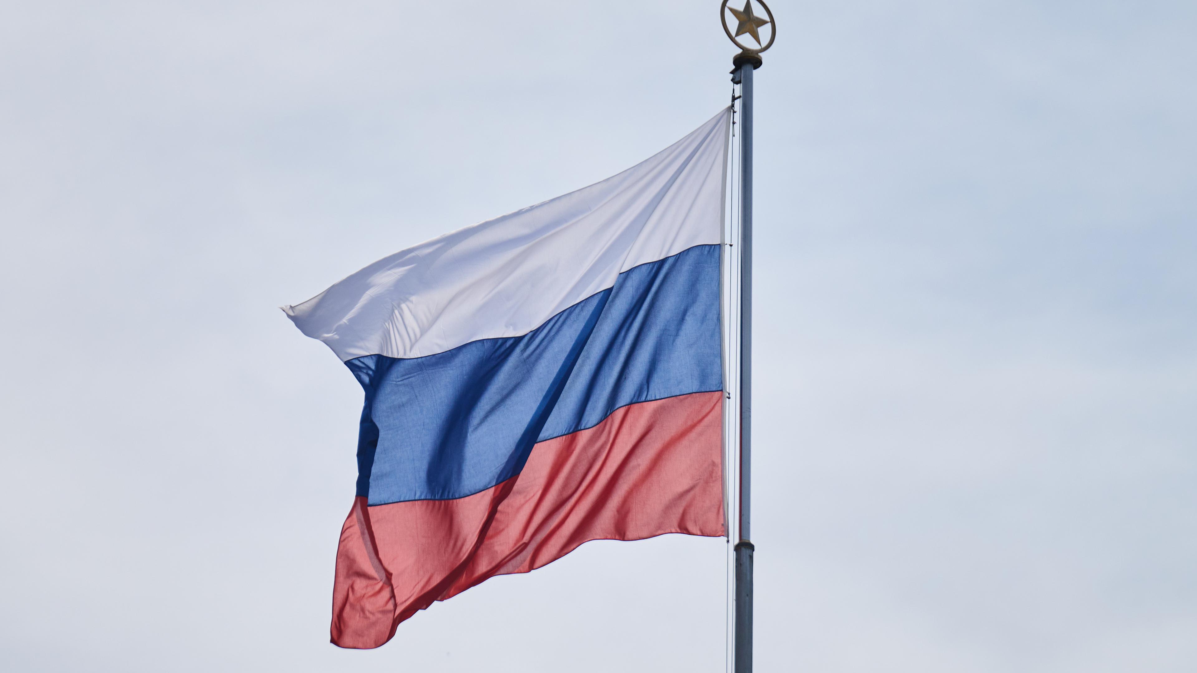 Die Flagge von Russland weht auf einem Dach.