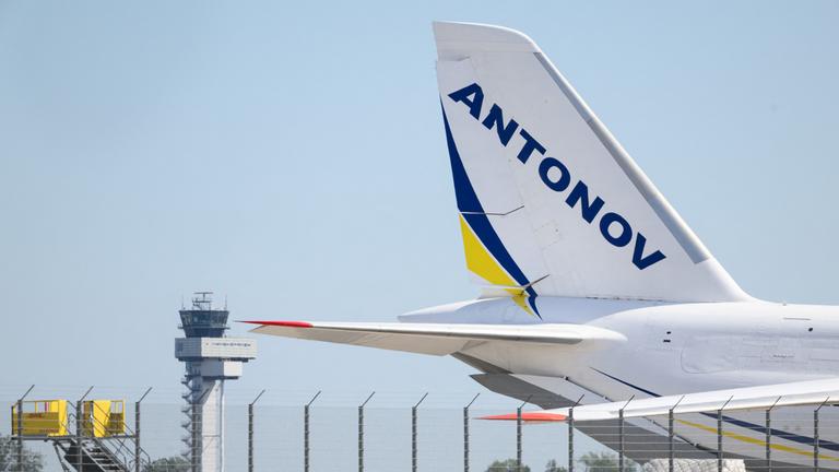 Das Heck einer ukrainischen Antonov am Flughafen Leipzig/Halle. 