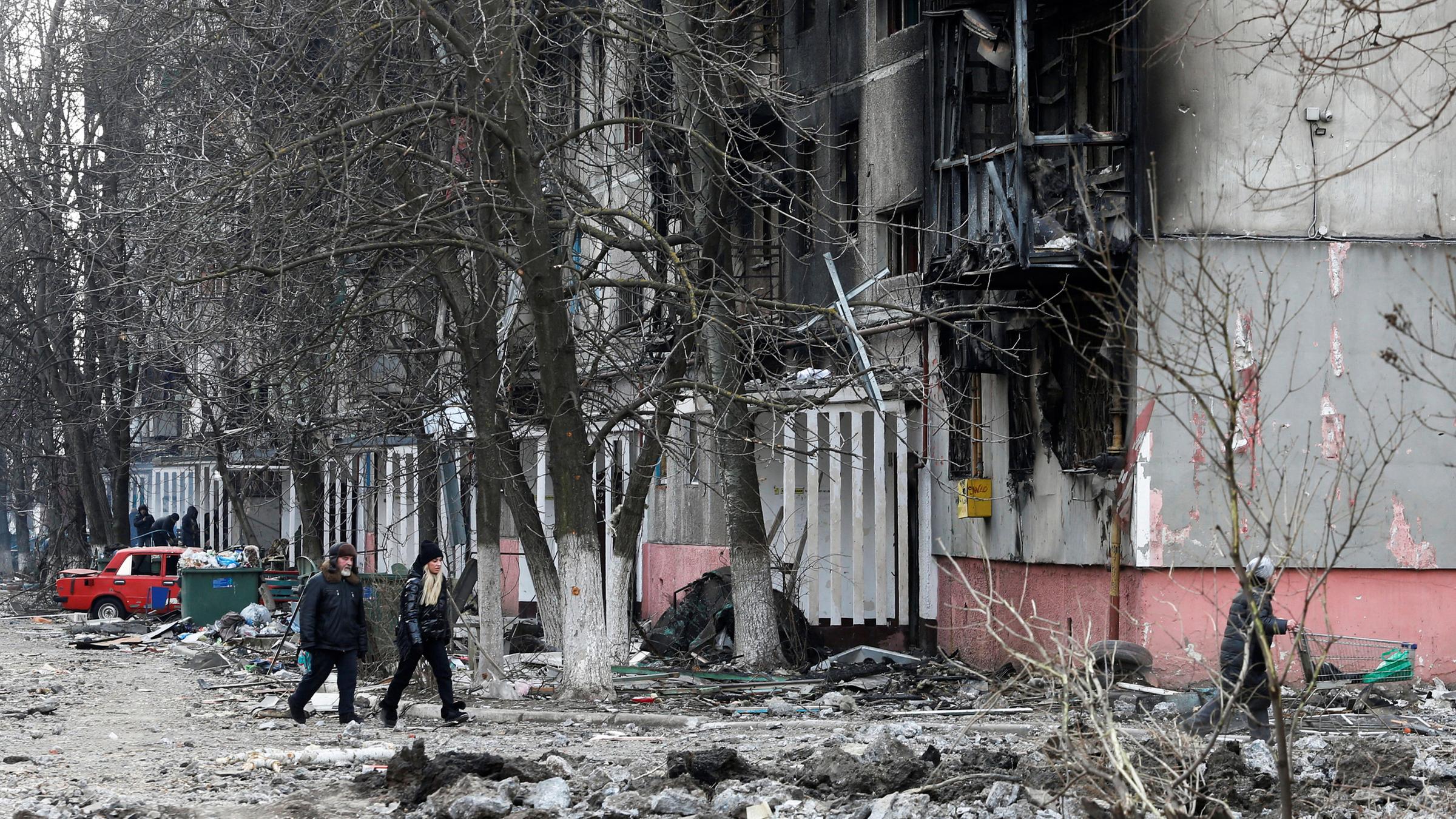 Anwohner inmitten der zerstörten Wohngebäude in Mariupol, Ukraine
