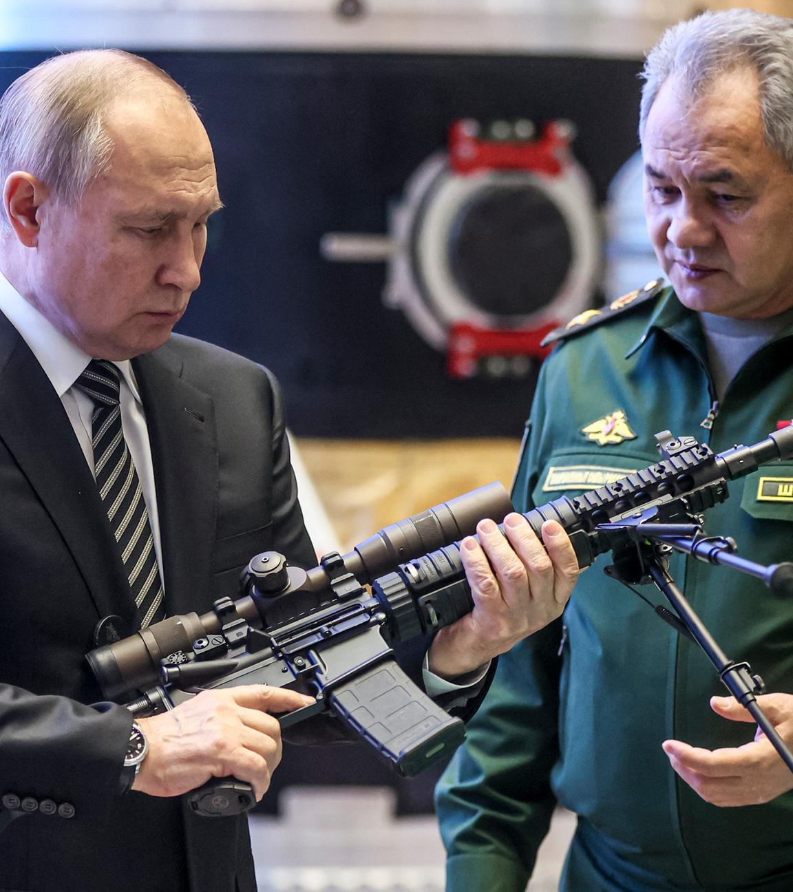 Wladimir Putin (l), Präsident von Russland, und Sergej Schoigu, Verteidigungsminister von Russland, besuchen eine Militärausstellung,